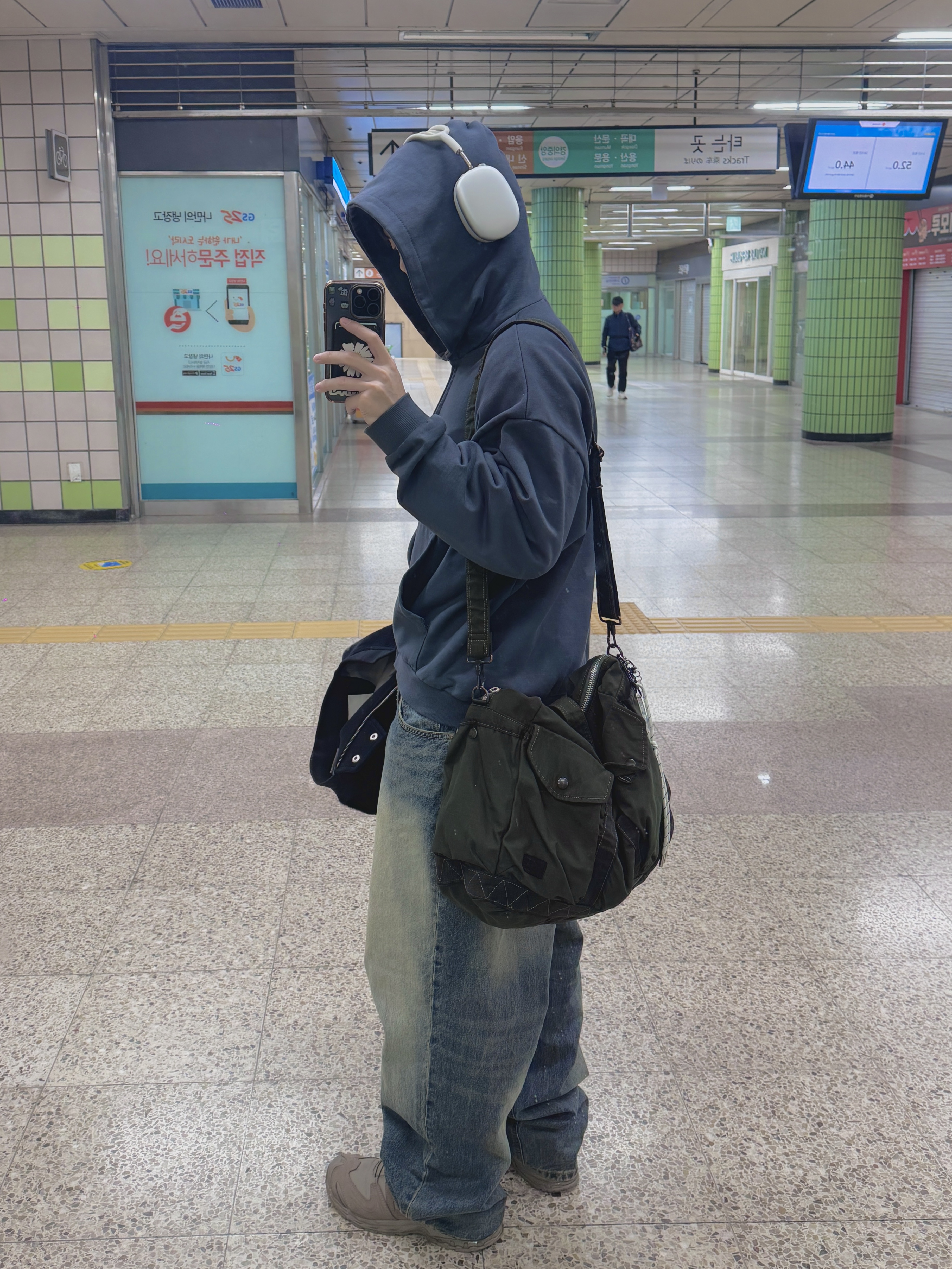 Undermycar Mu.26 Anti Fxxking Logo Play Brush Washed Wide Jeans Oil Blue, Apple AirPods Max Lightning Silver (Korean Ver.) 착용 스타일 - 1