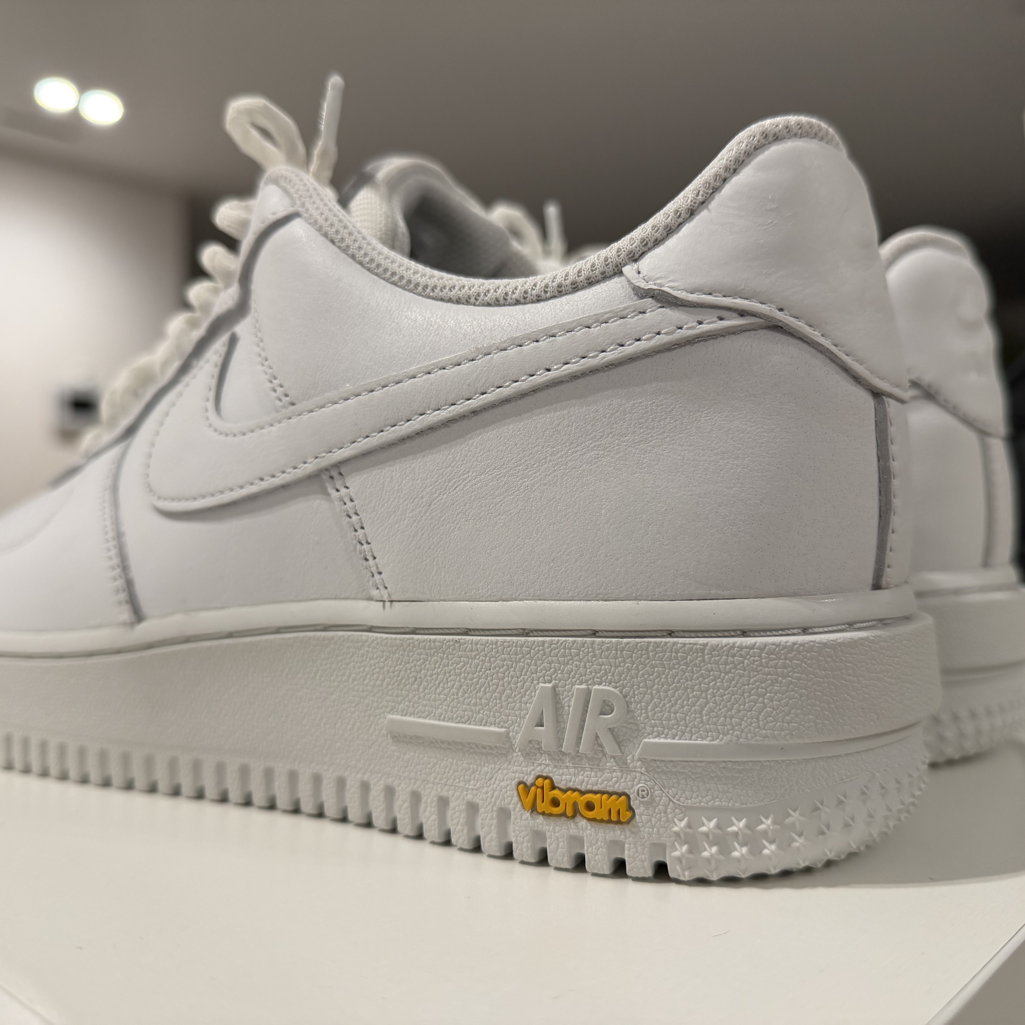 Nike Air Force 1 Low Gore-Tex Vibram Summit White 착용 스타일 - 2