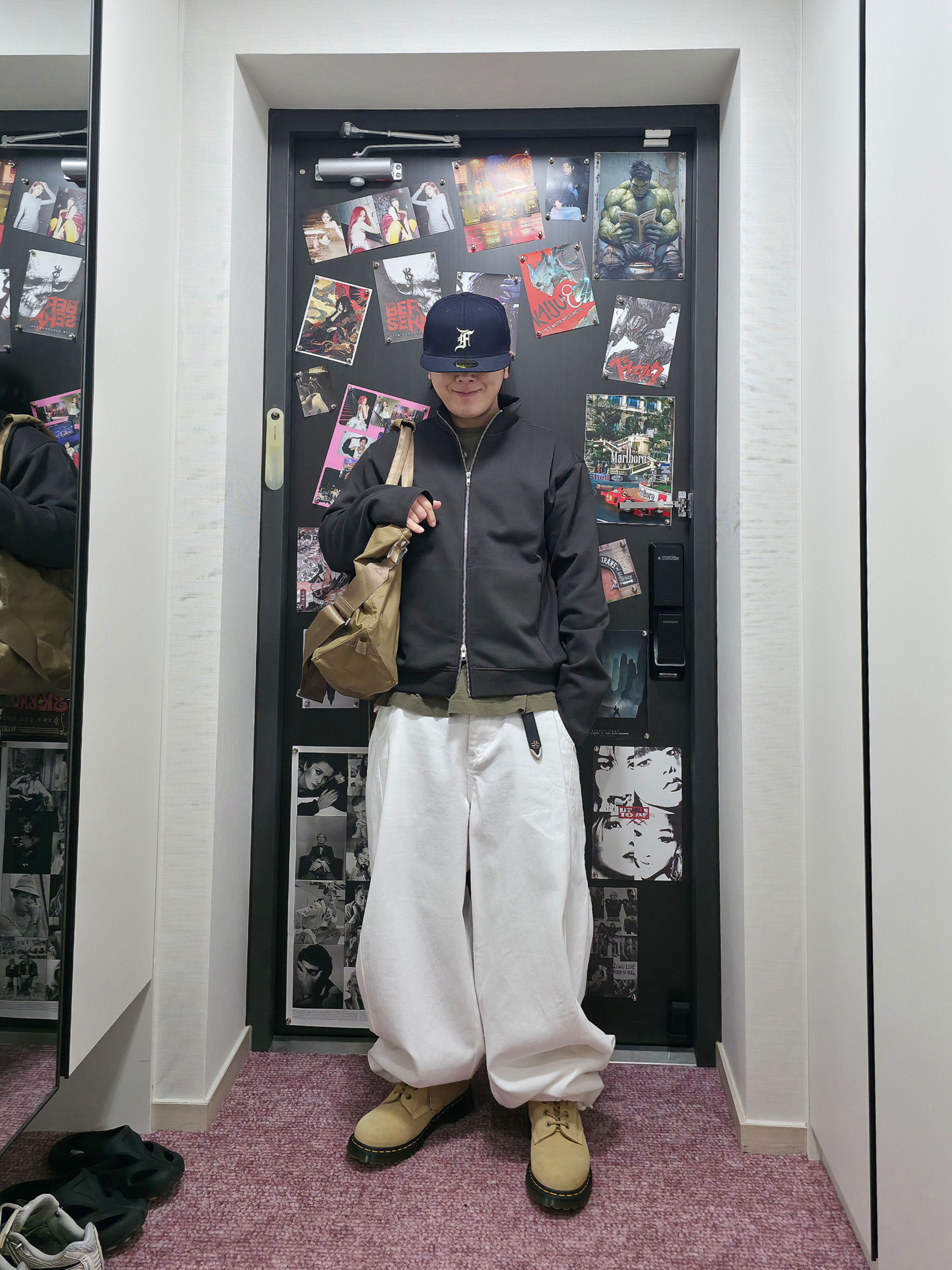 Dr. Martens 939 Bronx Suede Ankle Boots Tan, New Era x Fear of God Essentials 59FIFTY Fitted Hat Navy 착용 스타일 - 1
