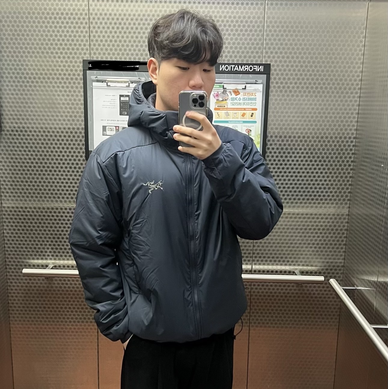 Arc'teryx Atom SV Hoody Black Sapphire 착용 스타일