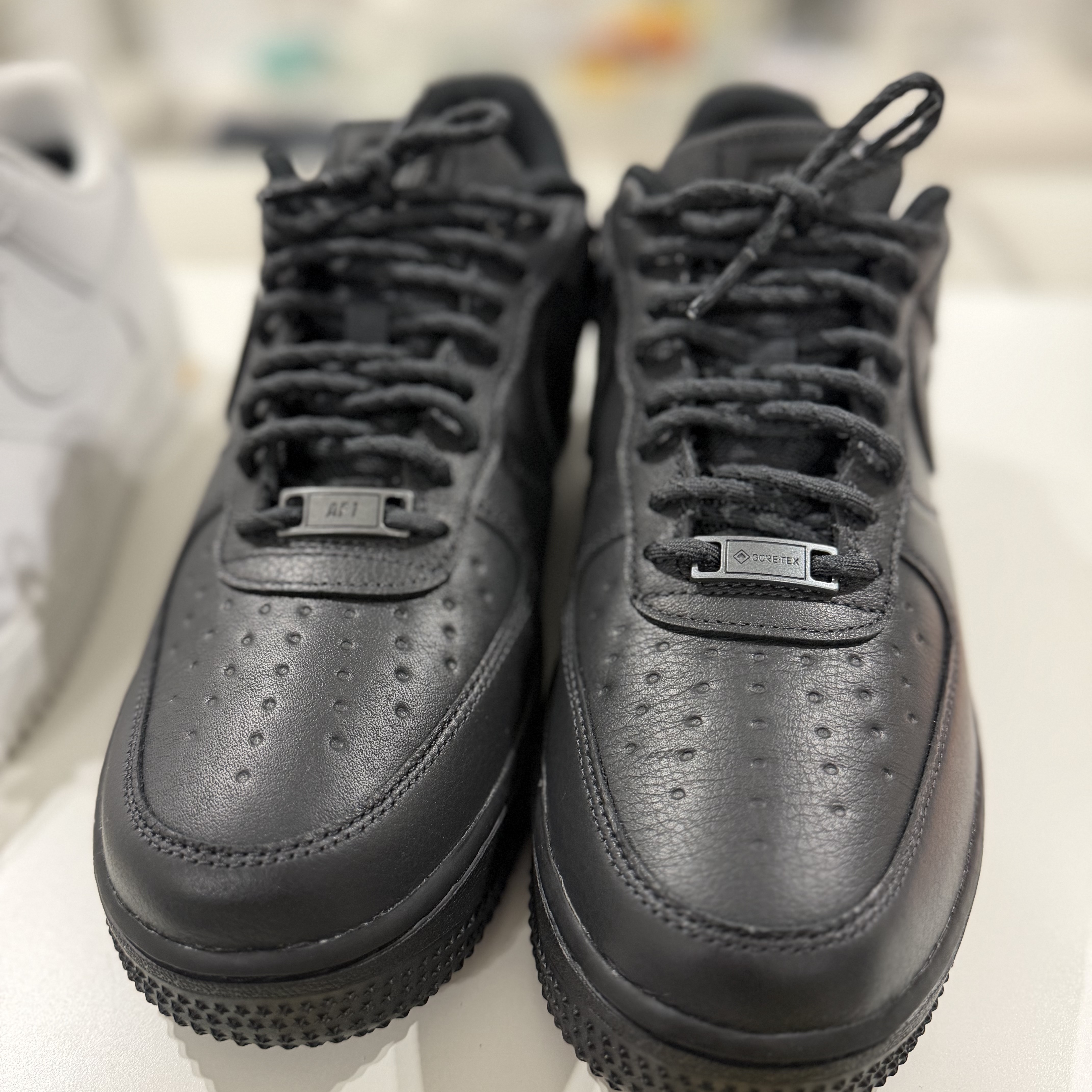 Nike Air Force 1 Low Gore-Tex Vibram Off Noir and Black 착용 스타일 - 1