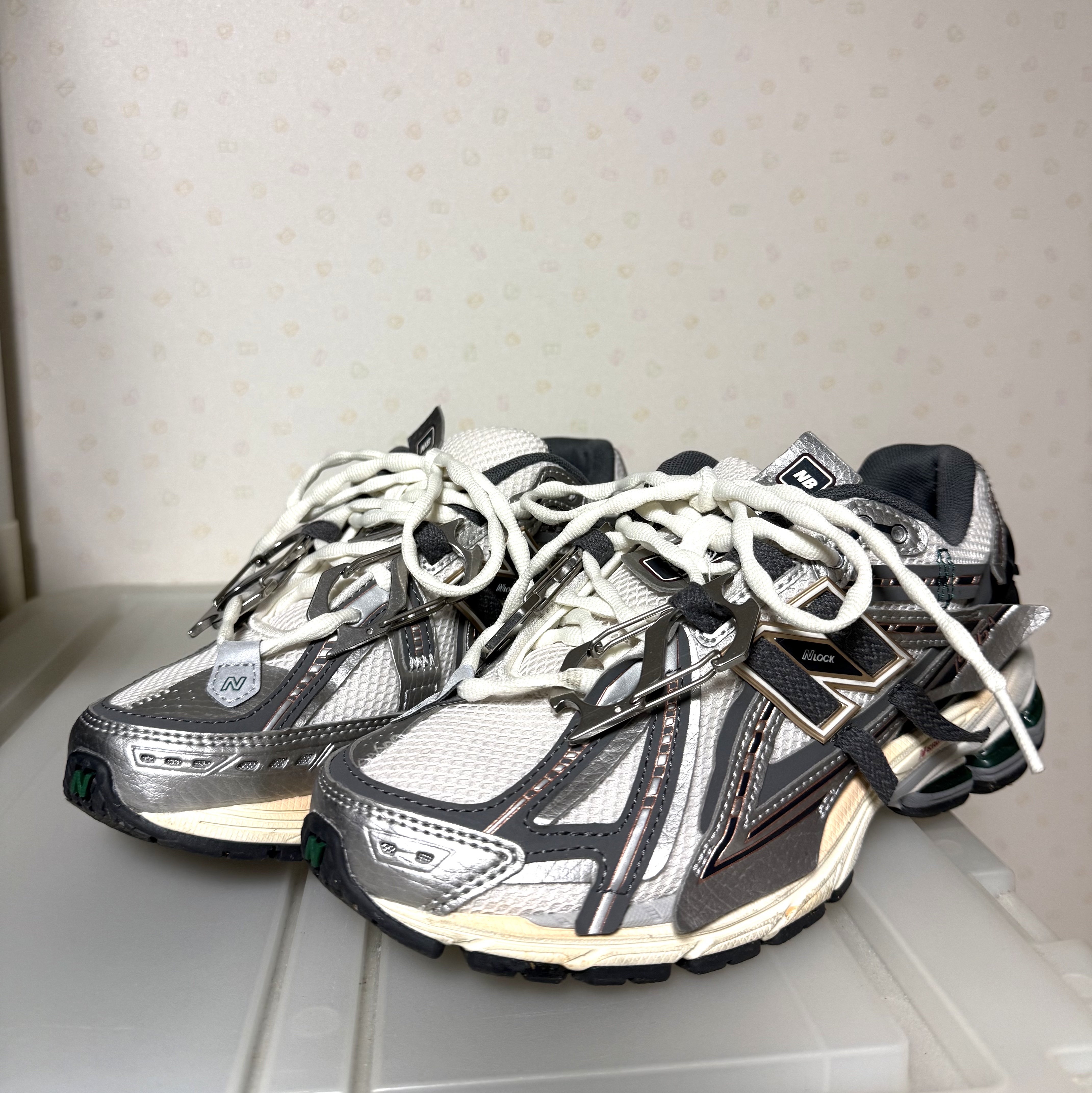 New Balance 1906A Silver Metallic Castlerock 착용 스타일