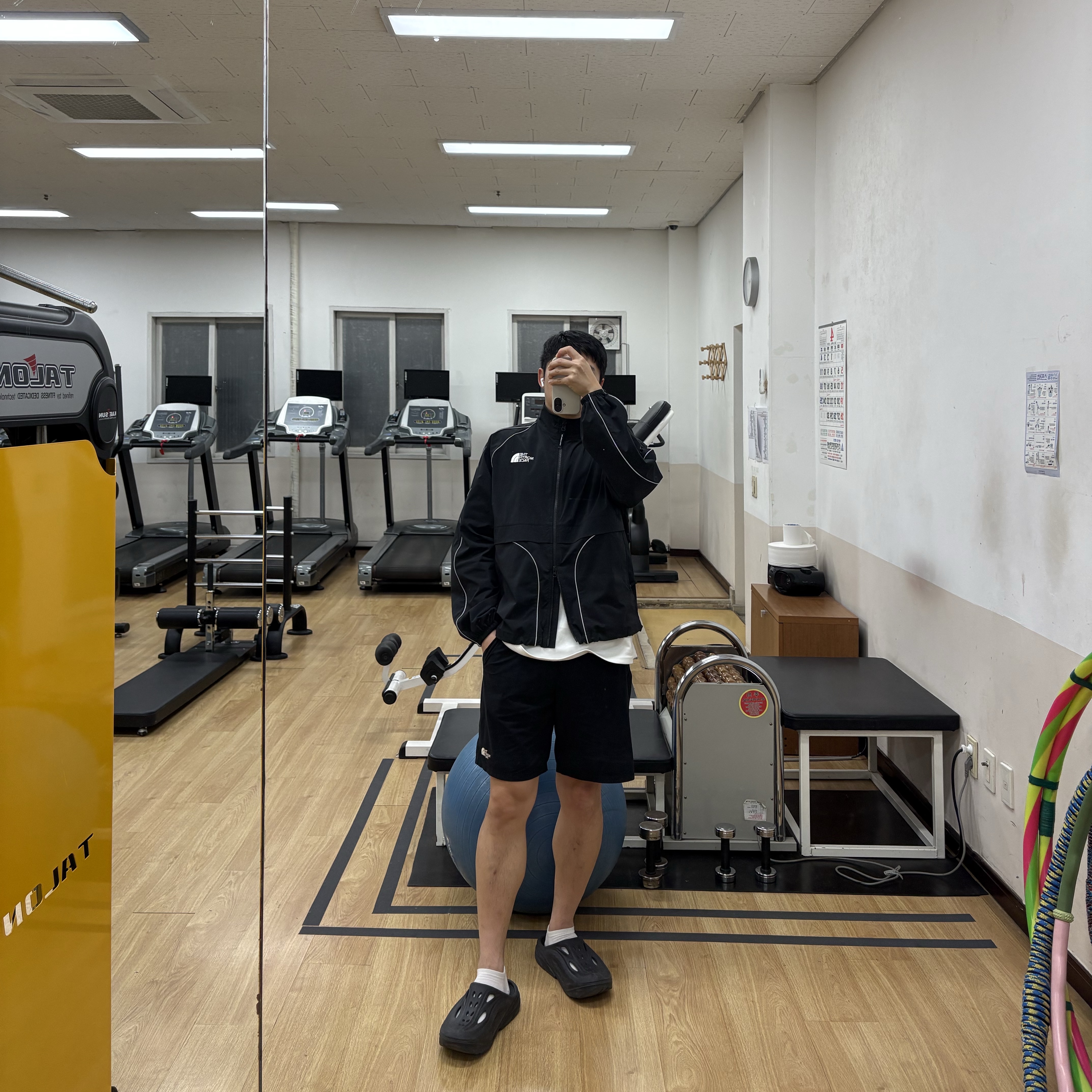 The North Face White Label Brio Jacket Black, Hoka Ora Recovery Mule Black 착용 스타일