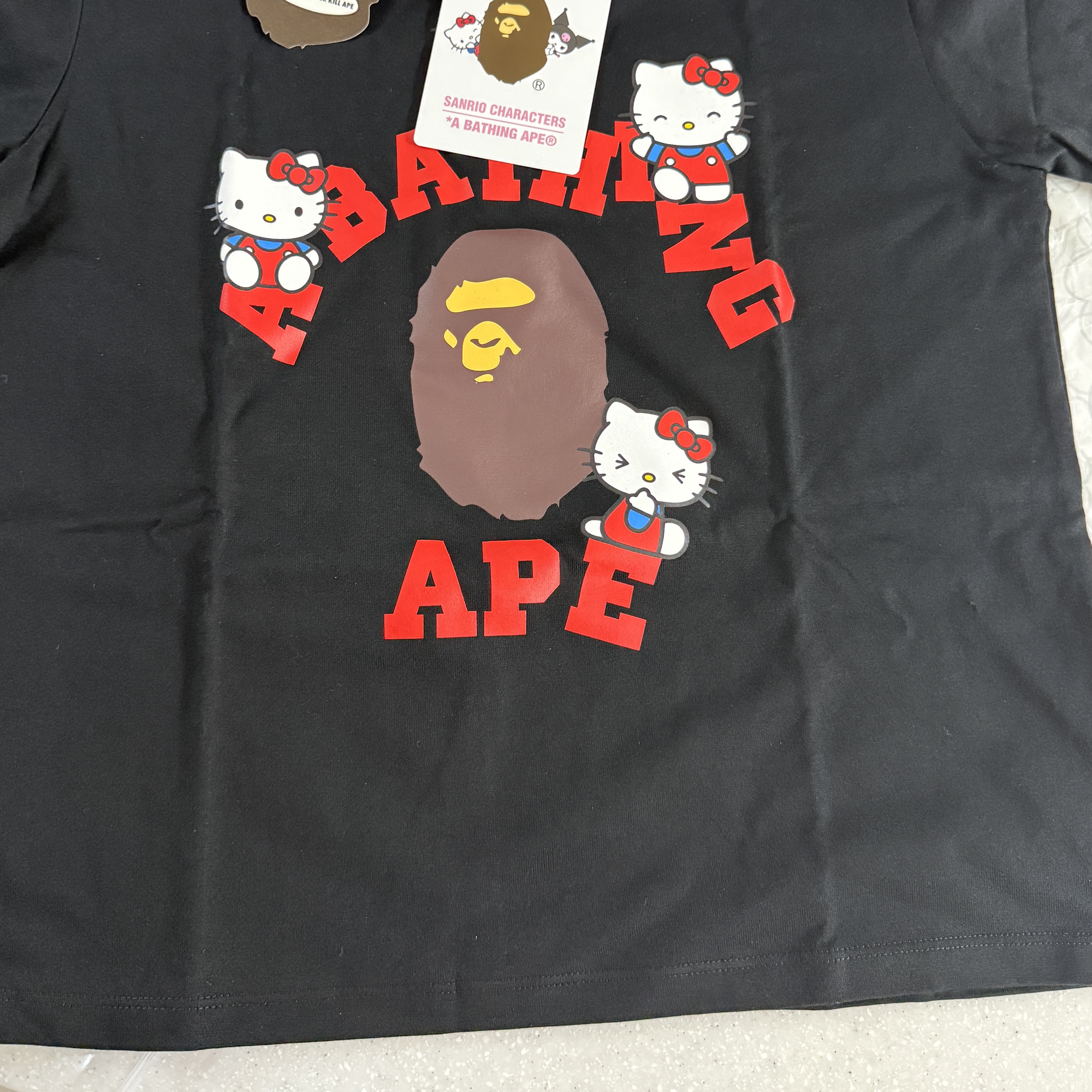 (W) BAPE x Sanrio Characters College Mini T-Shirt Black 착용 스타일 - 1