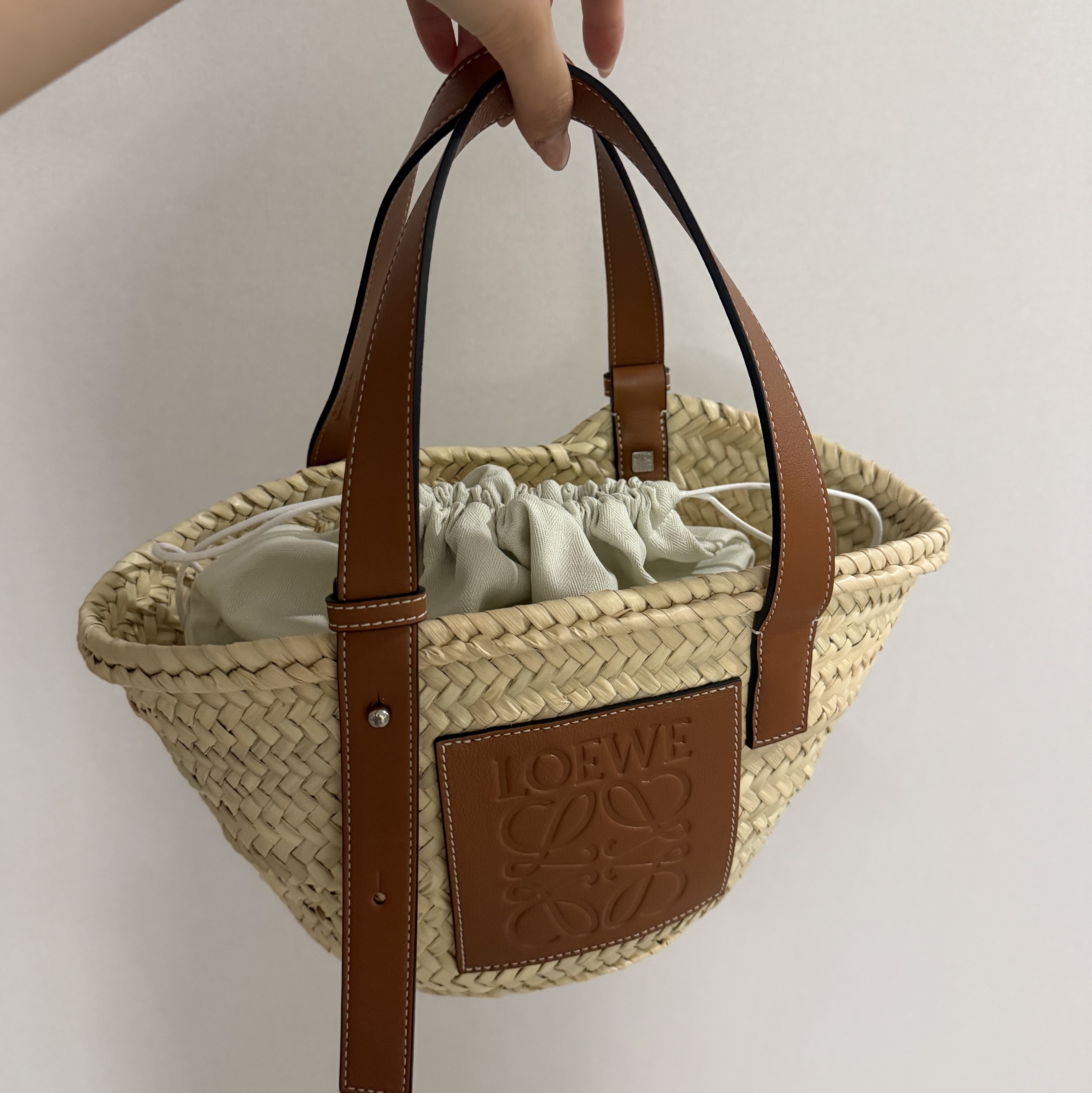 Loewe Small Basket Bag in Palm Leaf and Calfskin Natural Tan 착용 스타일