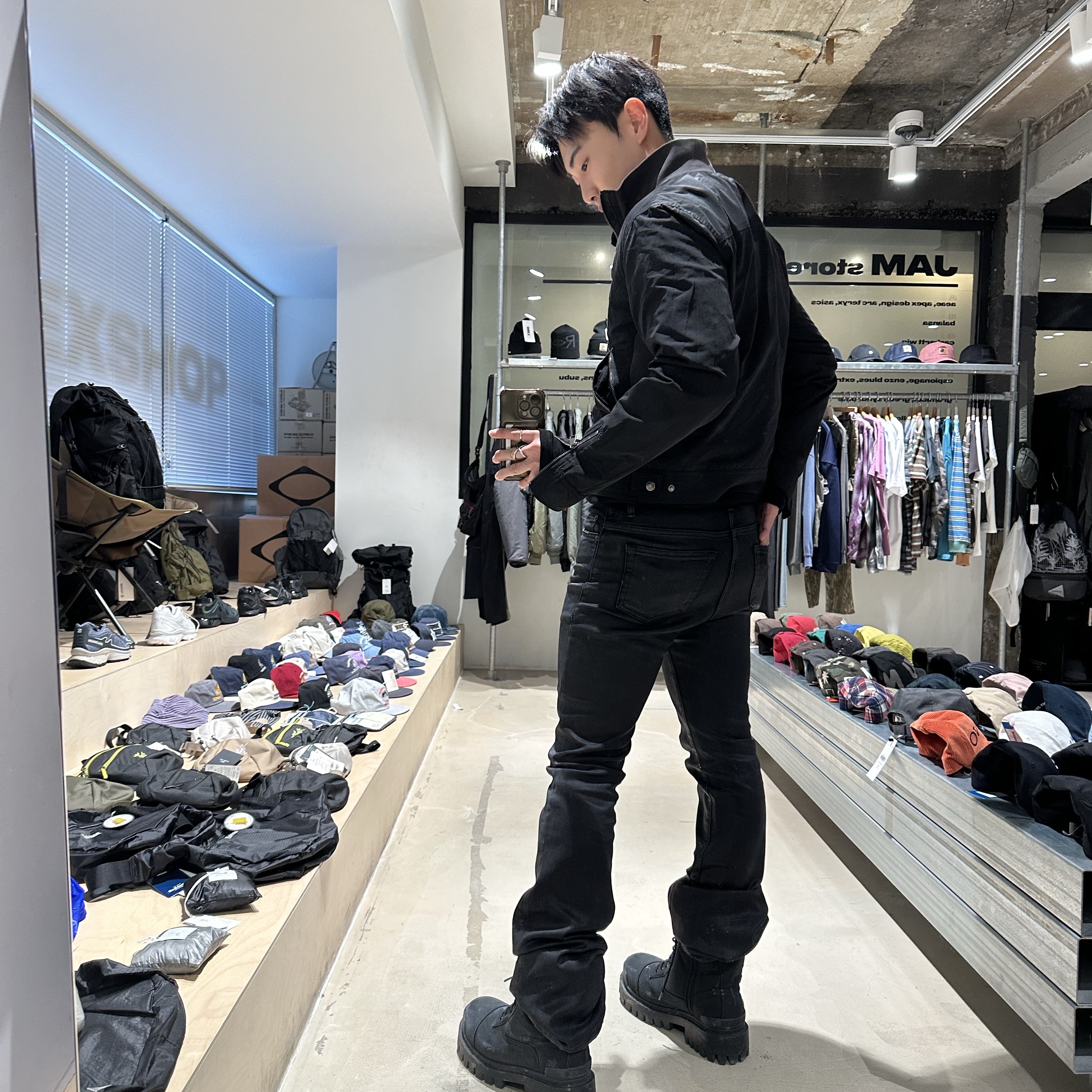 Undermycar Mu.158 Classic Logo Wax Coated Flare Jeans Black, Balenciaga Combat Strike 20mm Boots Black 착용 스타일