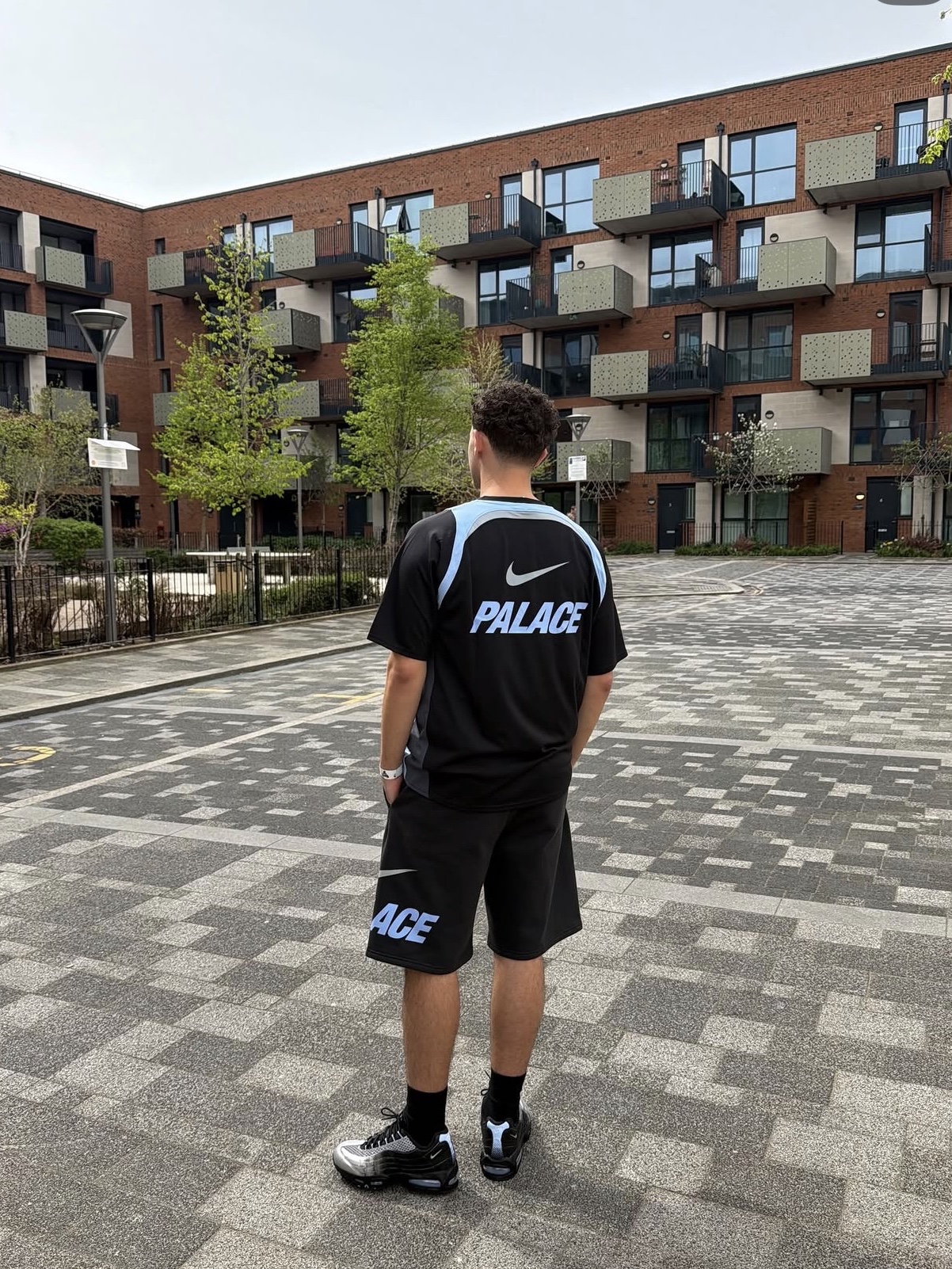 Nike x Palace Air Max 95 Metallic Silver Aluminum 착용 스타일 - 1