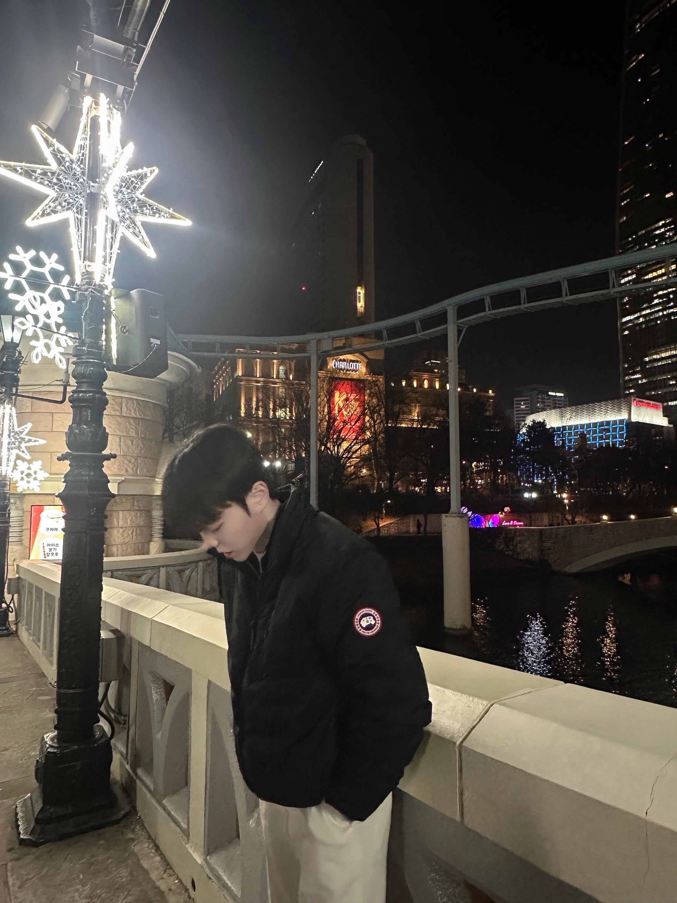 Canada Goose Lodge Down Matte Finish Black 착용 스타일 - 1