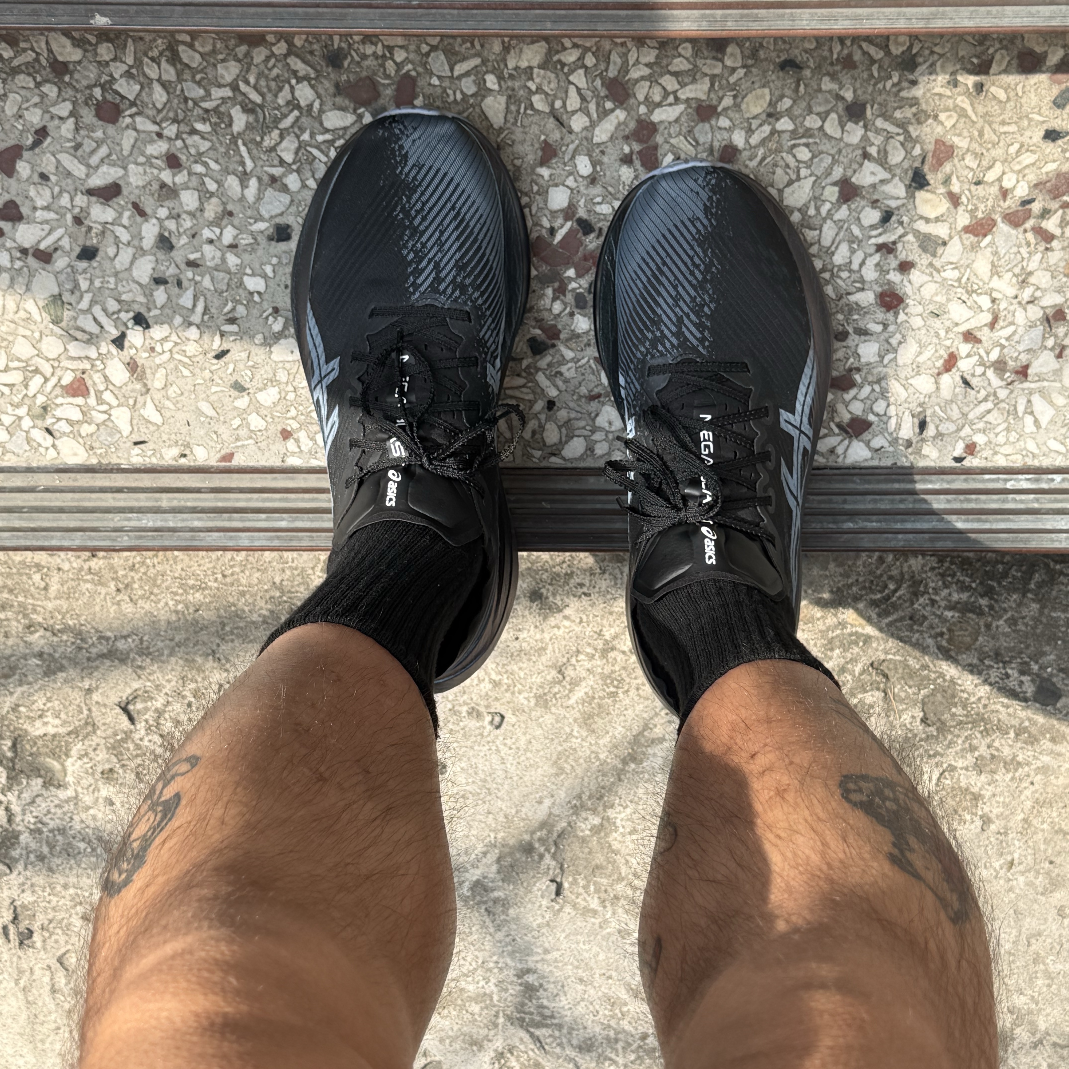 Asics Megablast Black White 착용 스타일