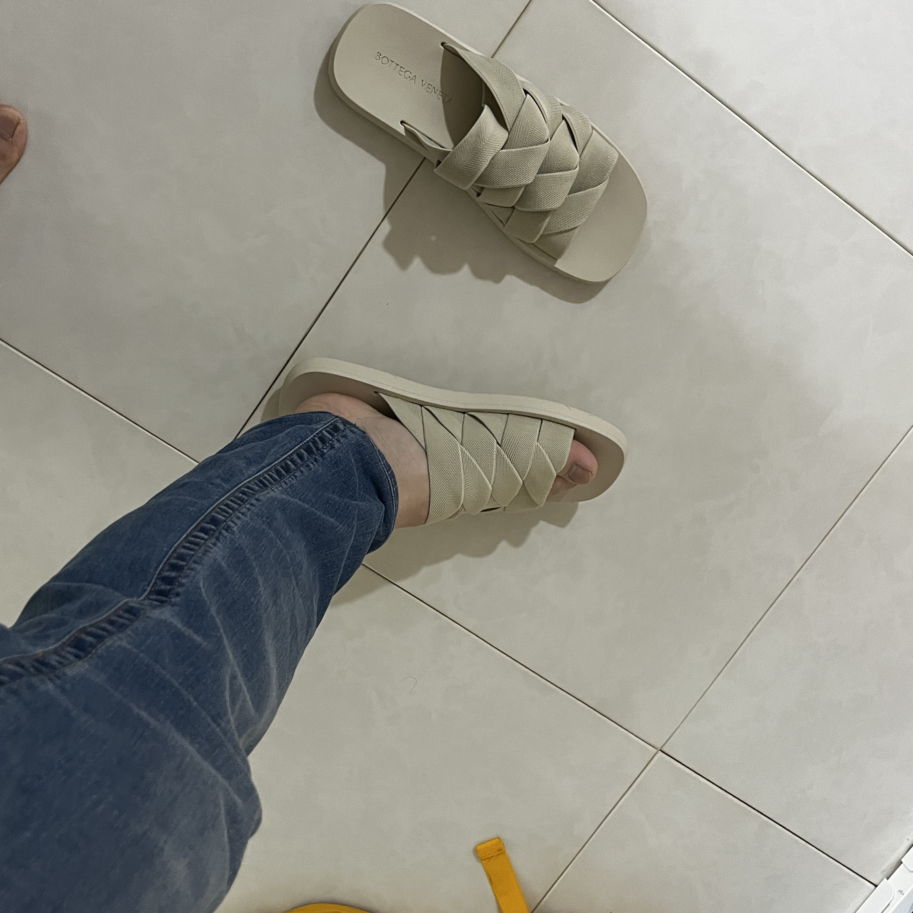 [20% 쿠폰] Bottega Veneta Plat Mule Sea Salt 착용 스타일