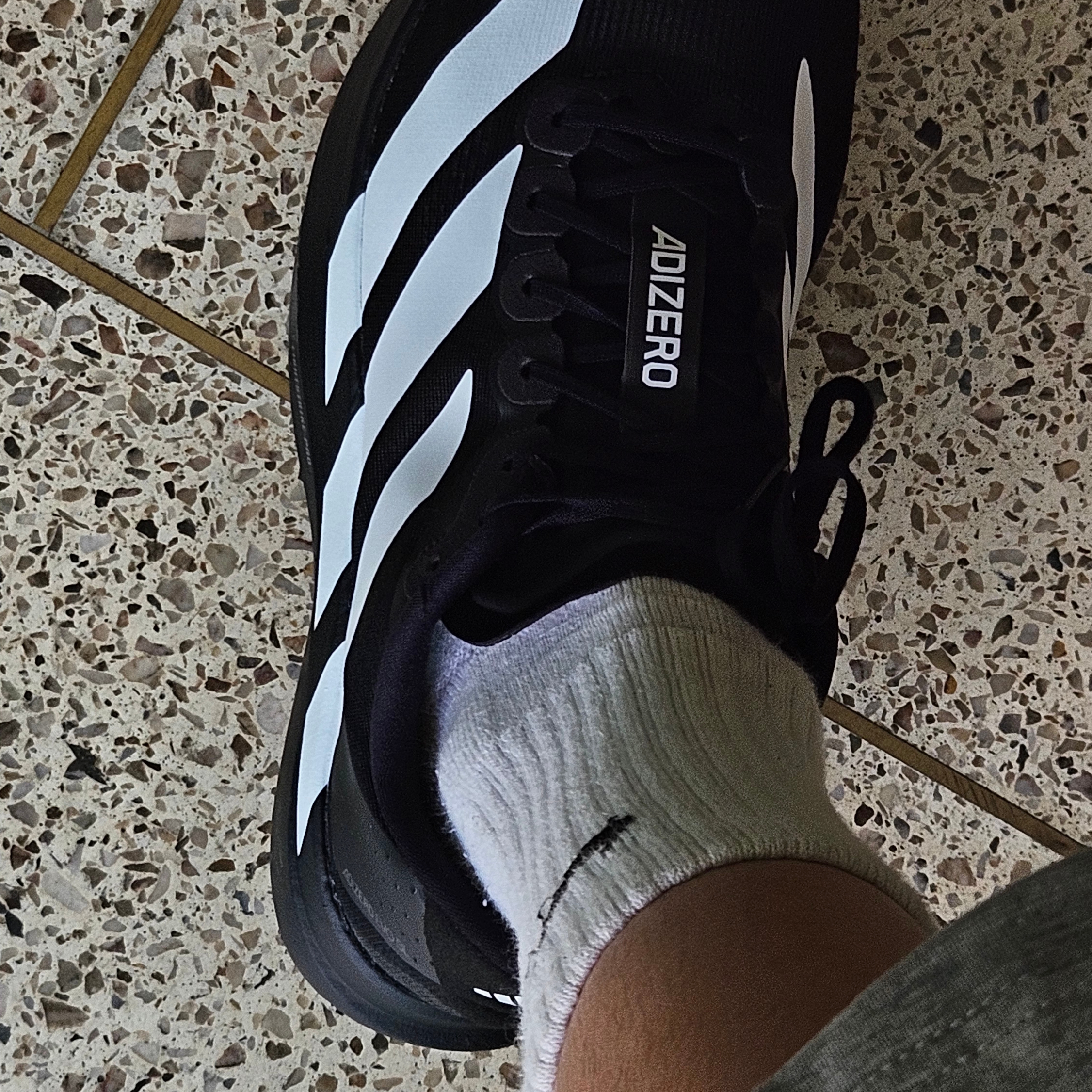 Adidas Adizero EVO SL Core Black Cloud White 착용 스타일