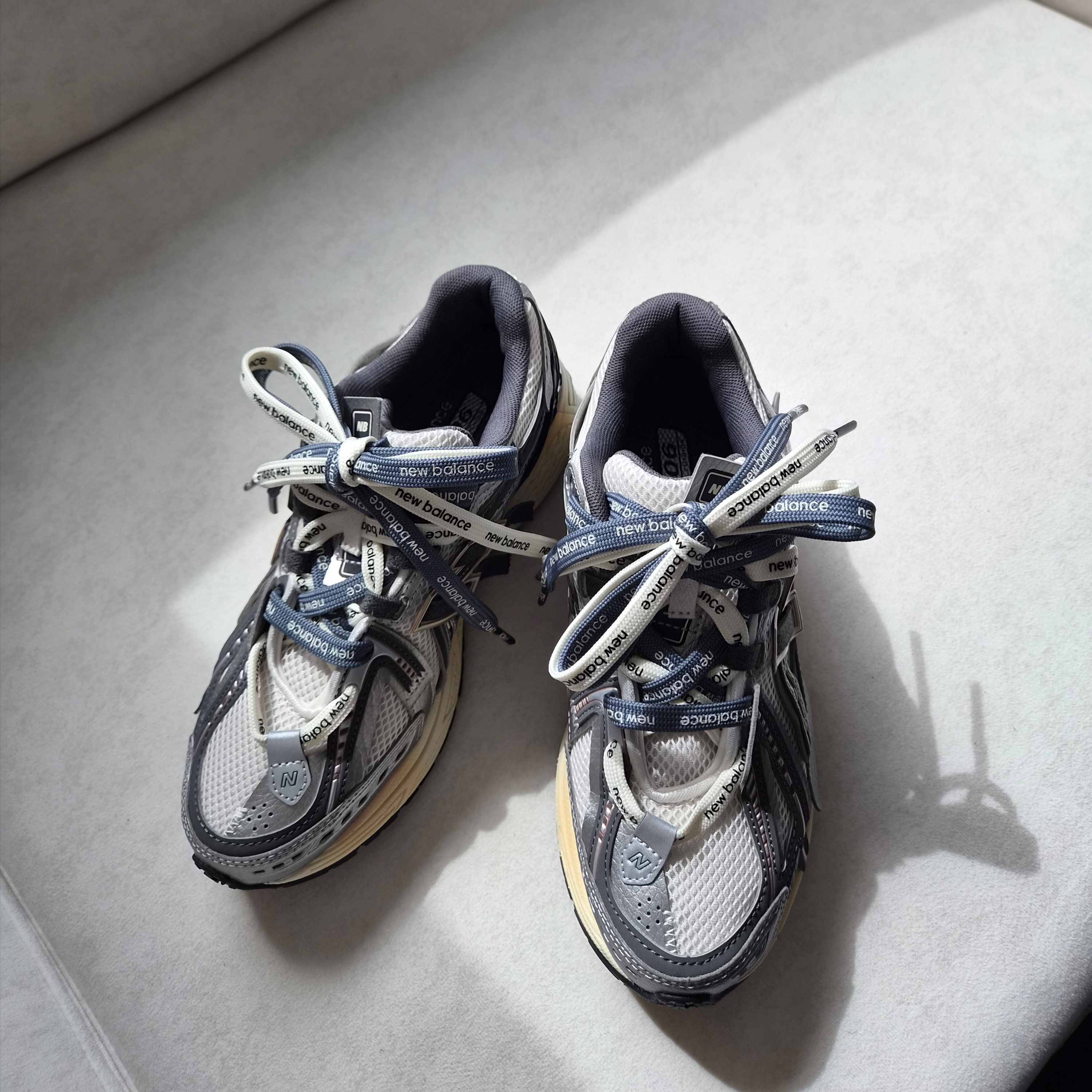 New Balance 1906A Silver Metallic Castlerock 착용 스타일 - 2