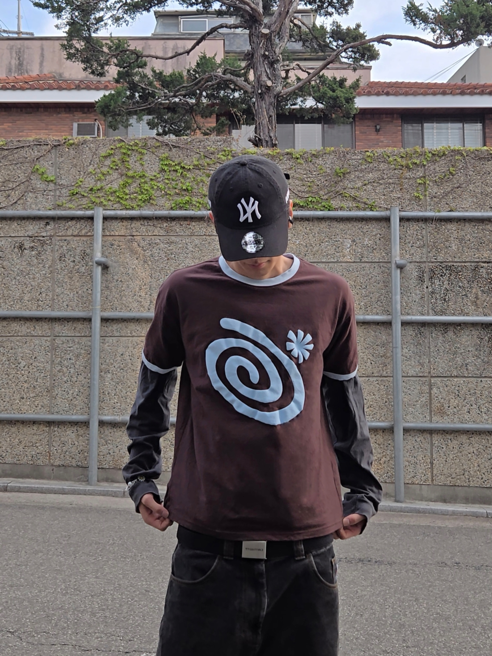 AMOU Molly Ringer T-Shirts Brown, New Era x MoMA New York Yankees Cap Black 착용 스타일 - 4