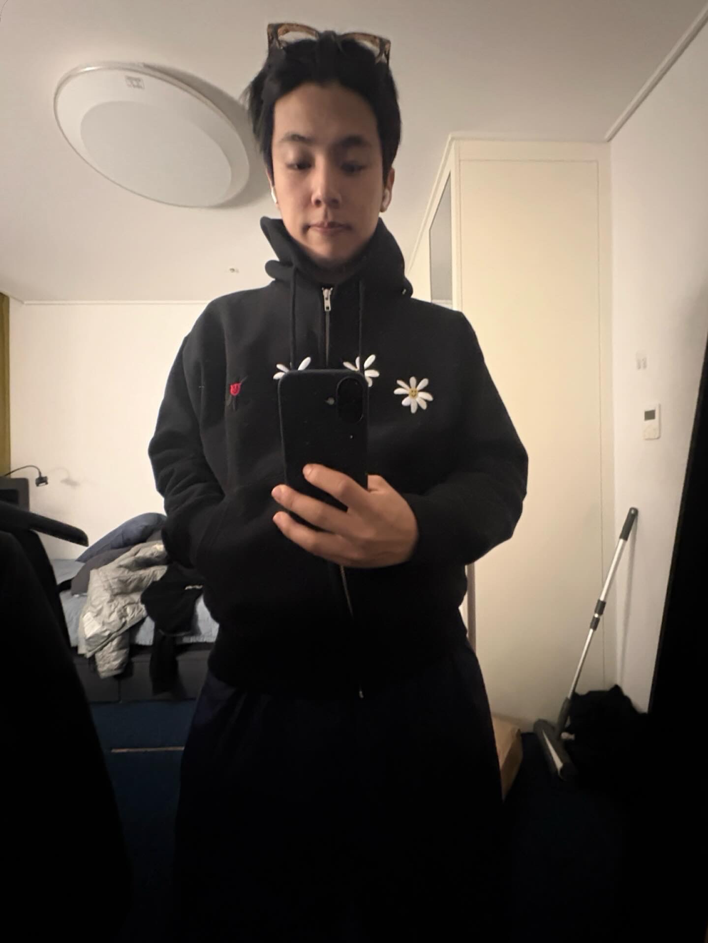 Labros Daisies Zip Up Hoodie Black, Gentle Monster Kubo 01 Black 착용 스타일