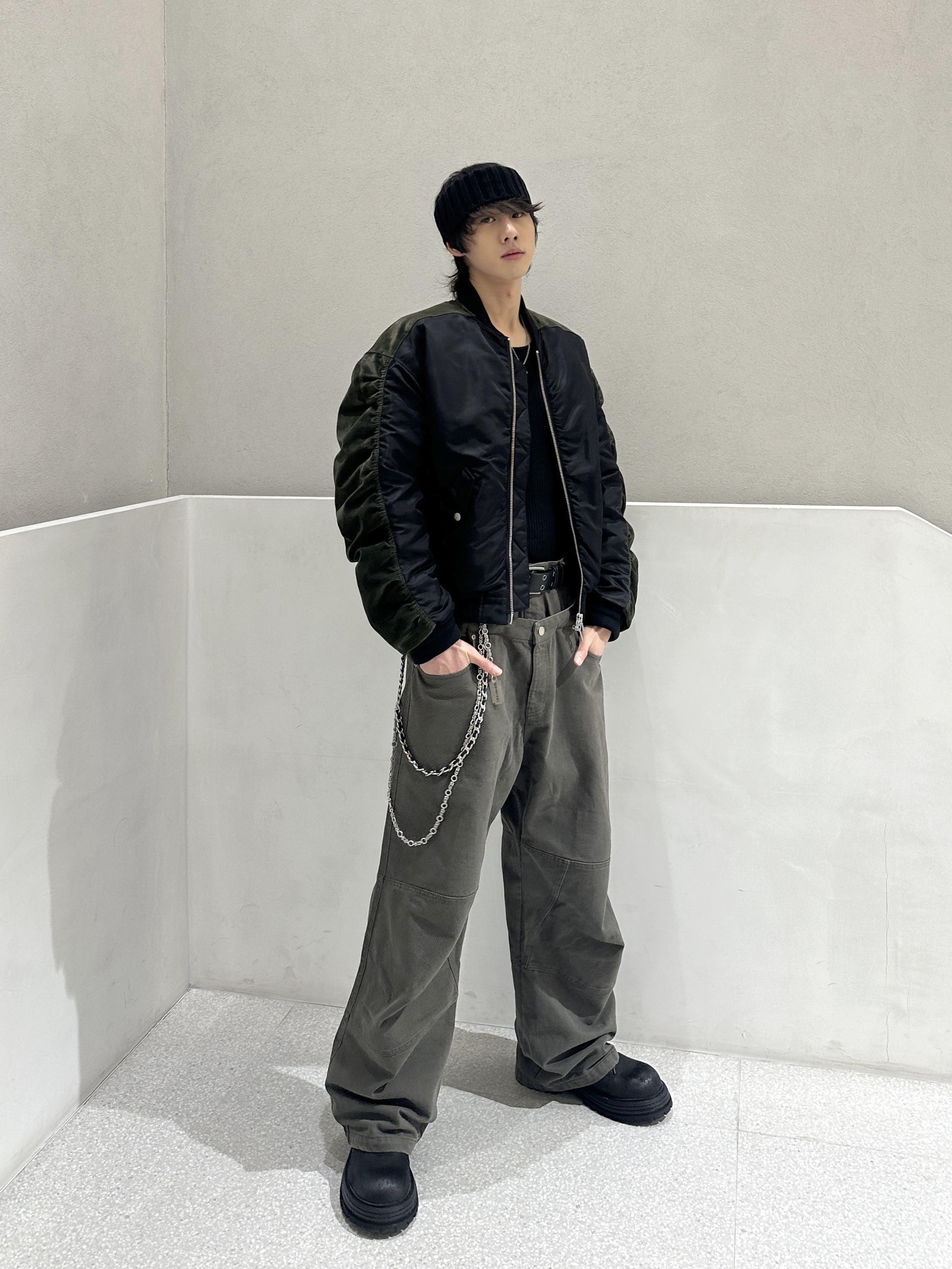 Farfromwhat Far Backline Contrast Bomber, Farfromwhat Far Double Waist Pants 착용 스타일 - 1