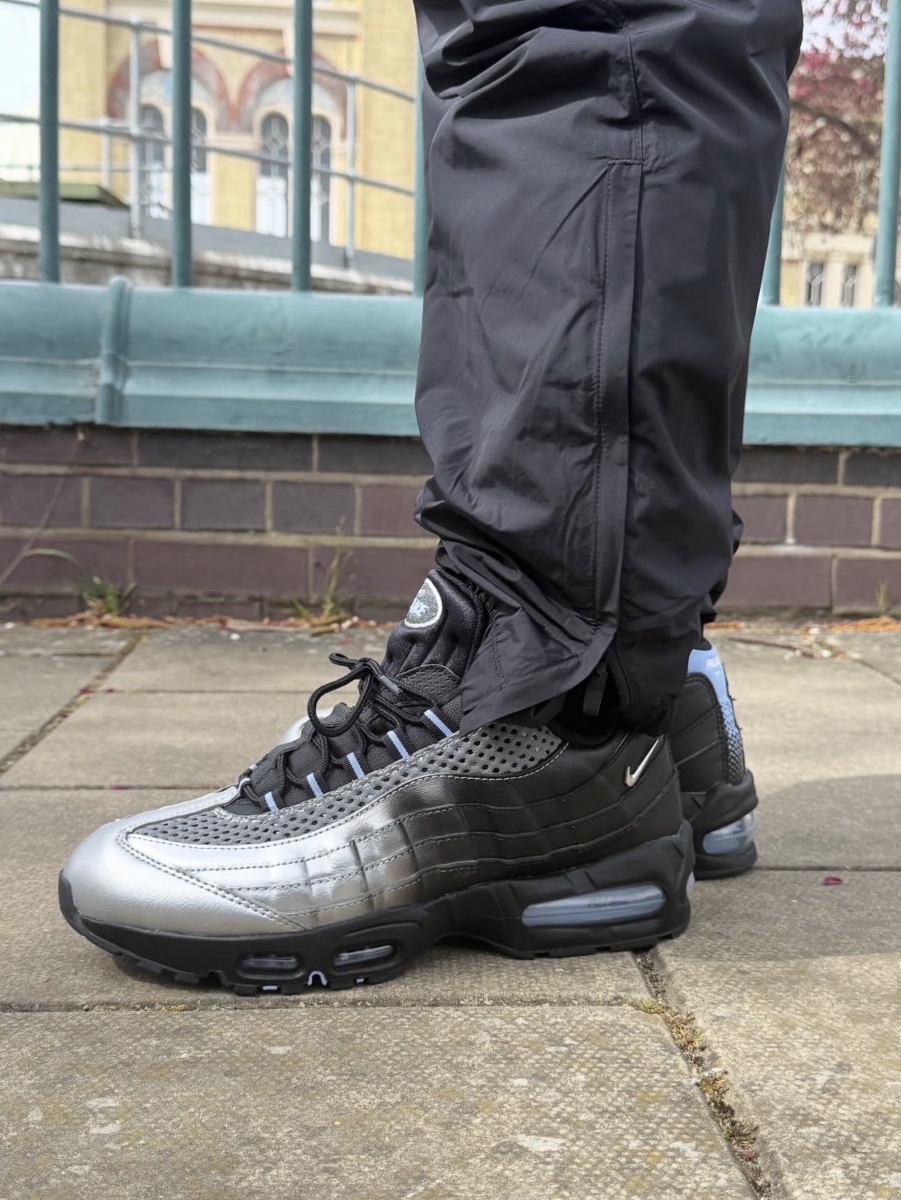 Nike x Palace Air Max 95 Metallic Silver Aluminum 착용 스타일 - 2