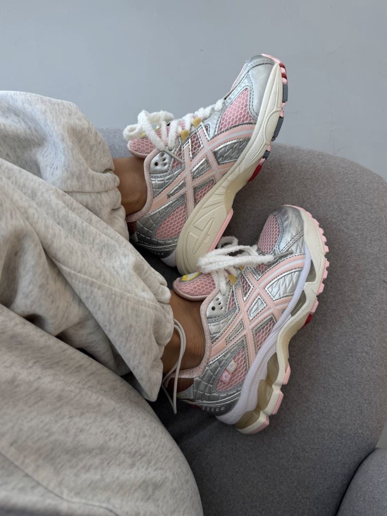 Asics x Atmos x Vandy The Pink Gel-Nimbus 10.1 Banana Split Strawberry 착용 스타일 - 1