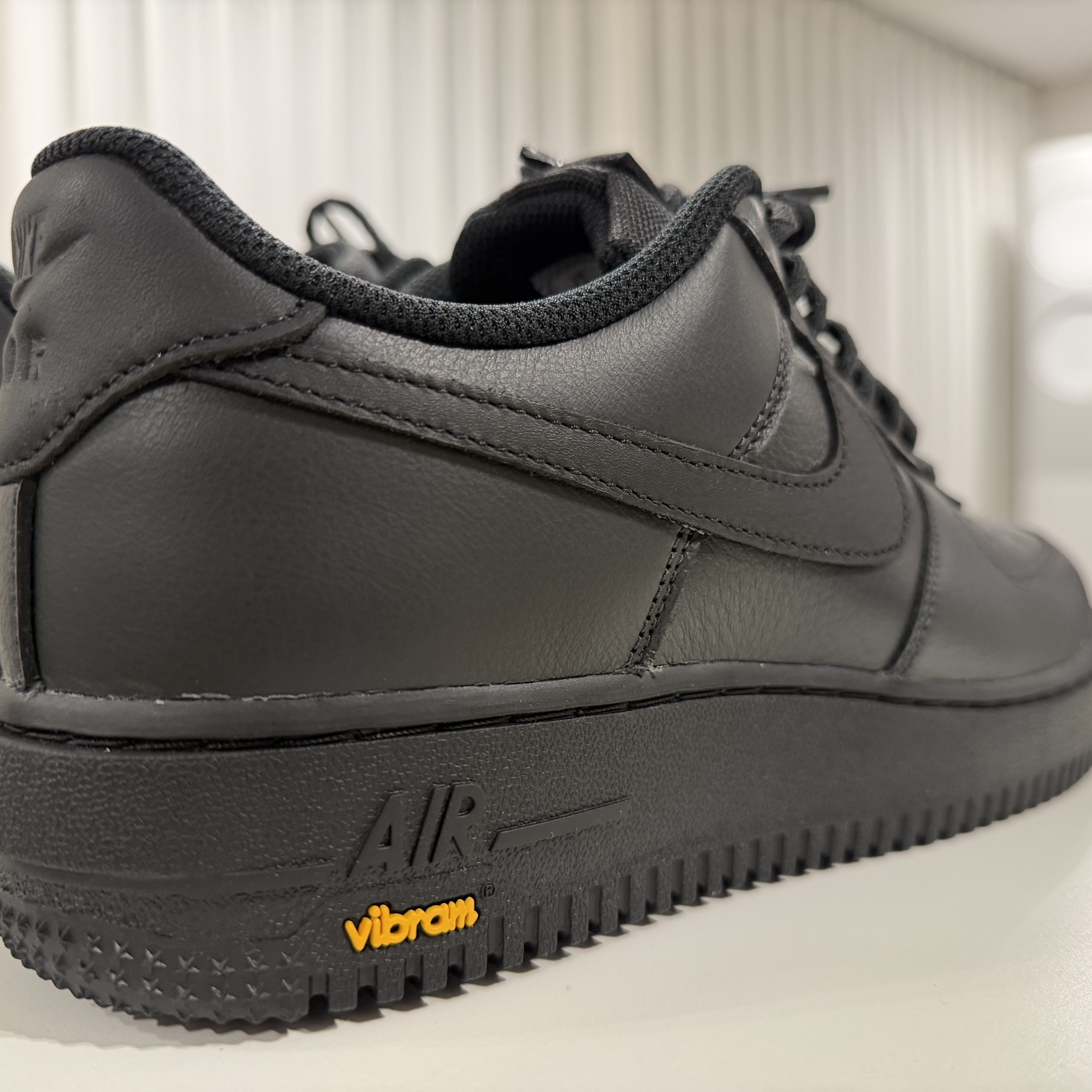 Nike Air Force 1 Low Gore-Tex Vibram Off Noir and Black 착용 스타일 - 2