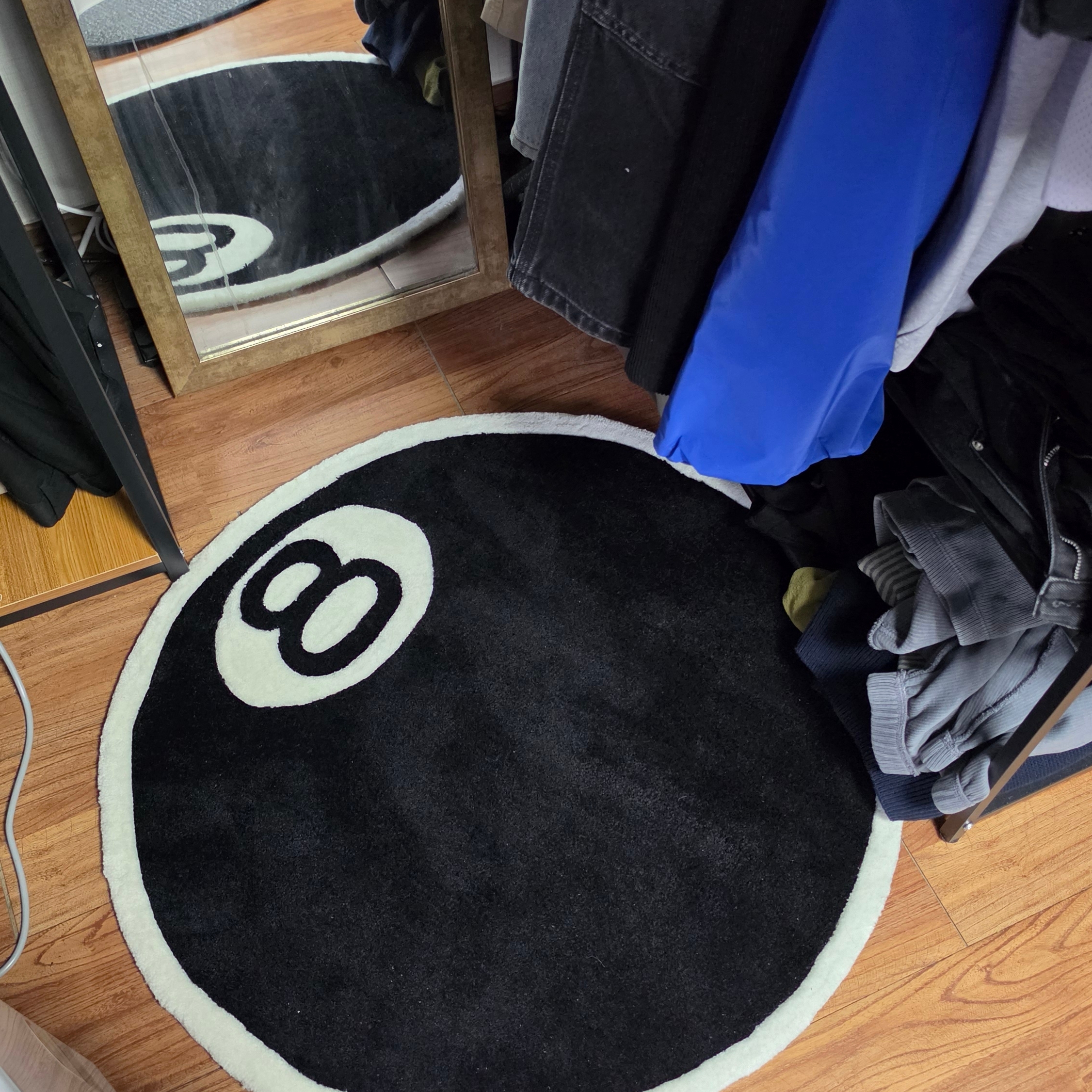 Stussy 8 Ball Rug Black 착용 스타일
