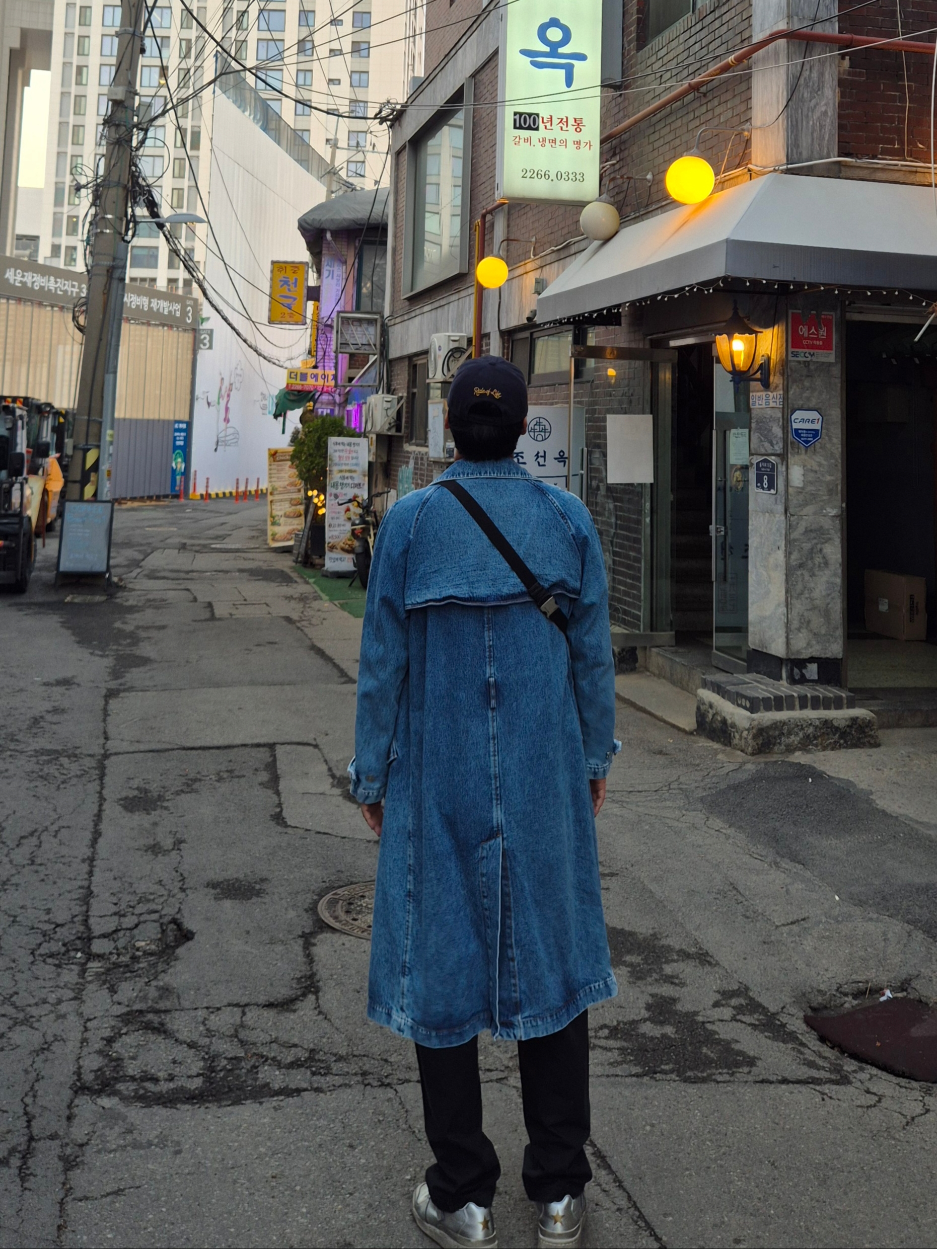 IAB Studio x Obey Poster Carpenter Pants Anthracite, Wrangler Rope Logo Chain Stitch Cap Navy 착용 스타일 - 3