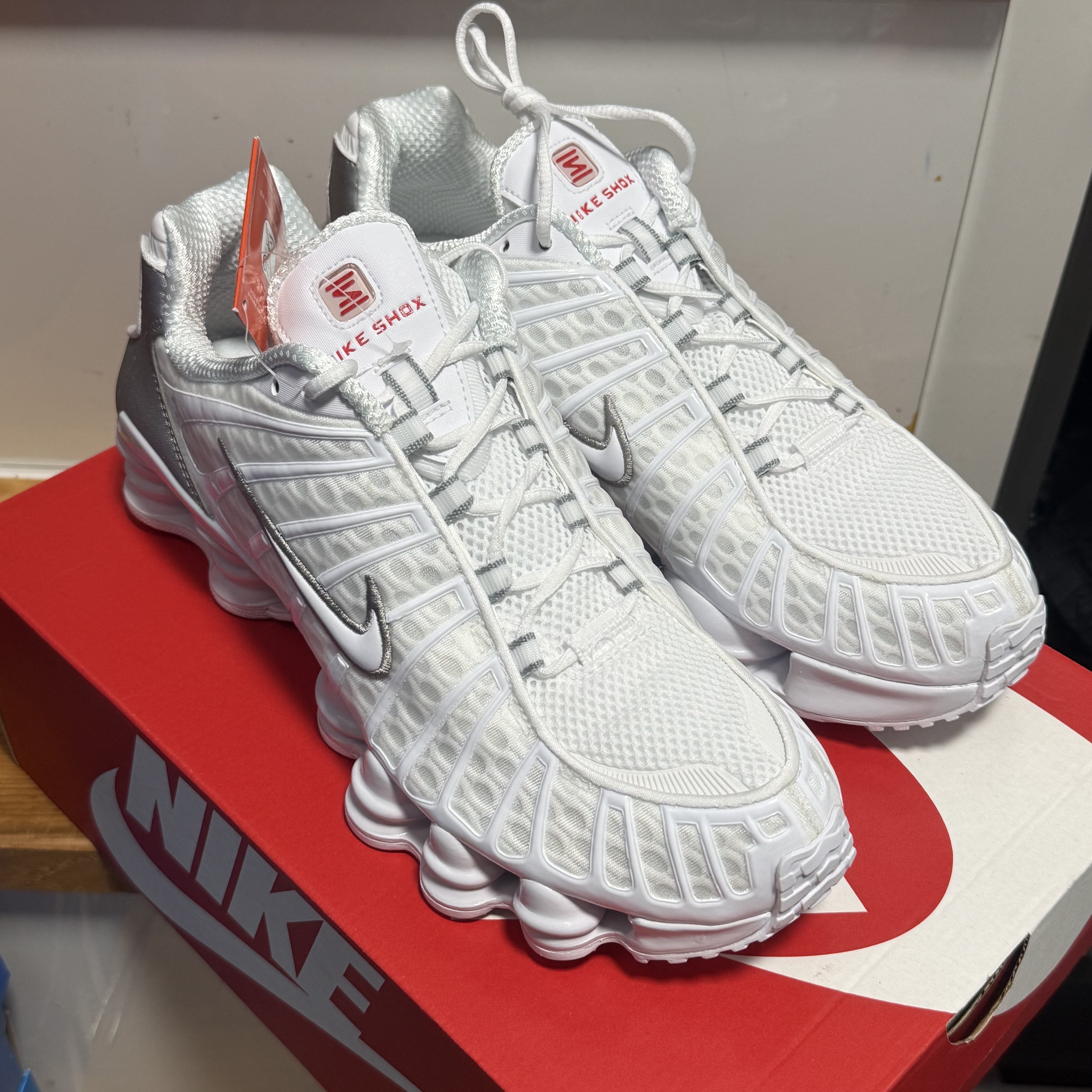 (W) Nike Shox TL White and Max Orange 착용 스타일