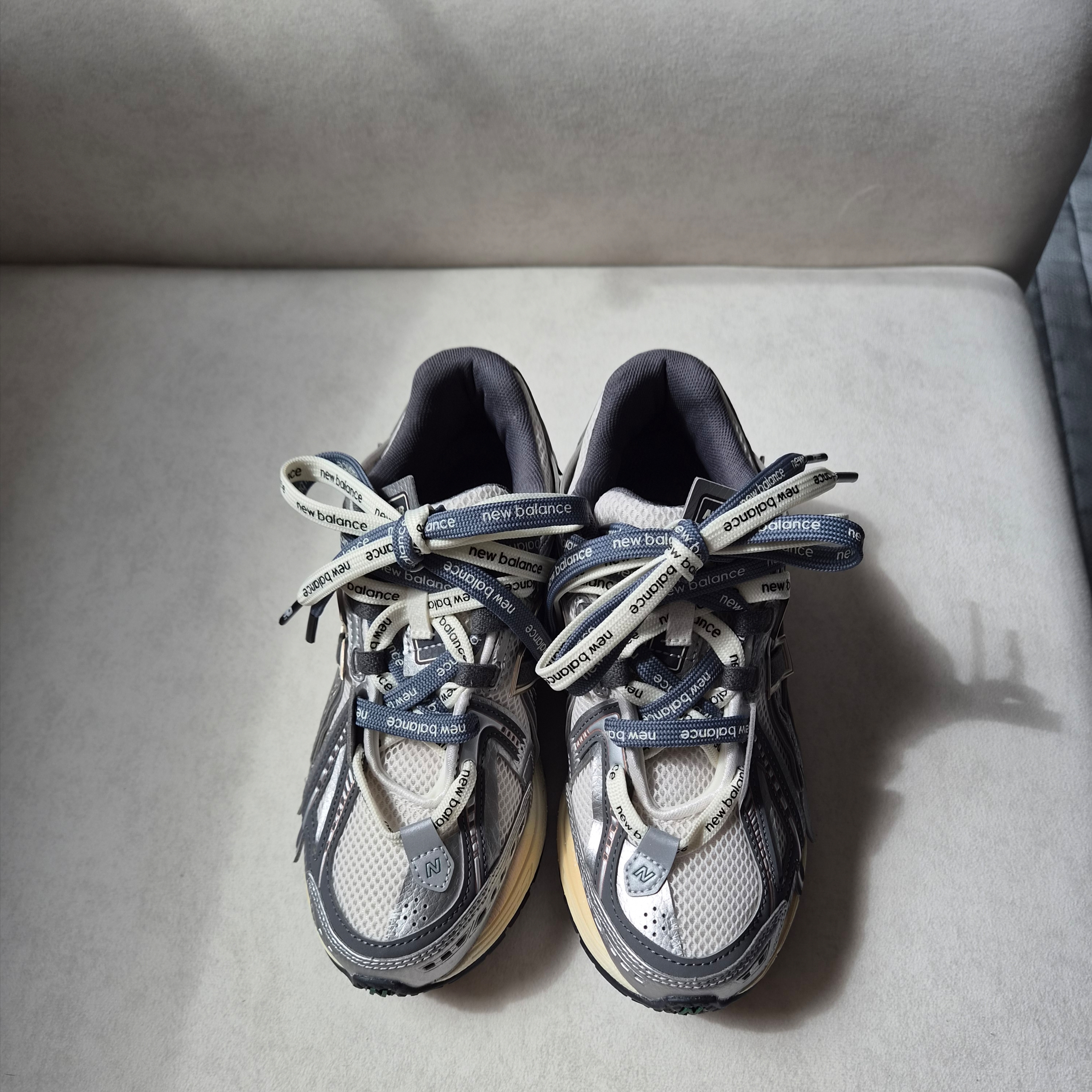 New Balance 1906A Silver Metallic Castlerock 착용 스타일 - 1