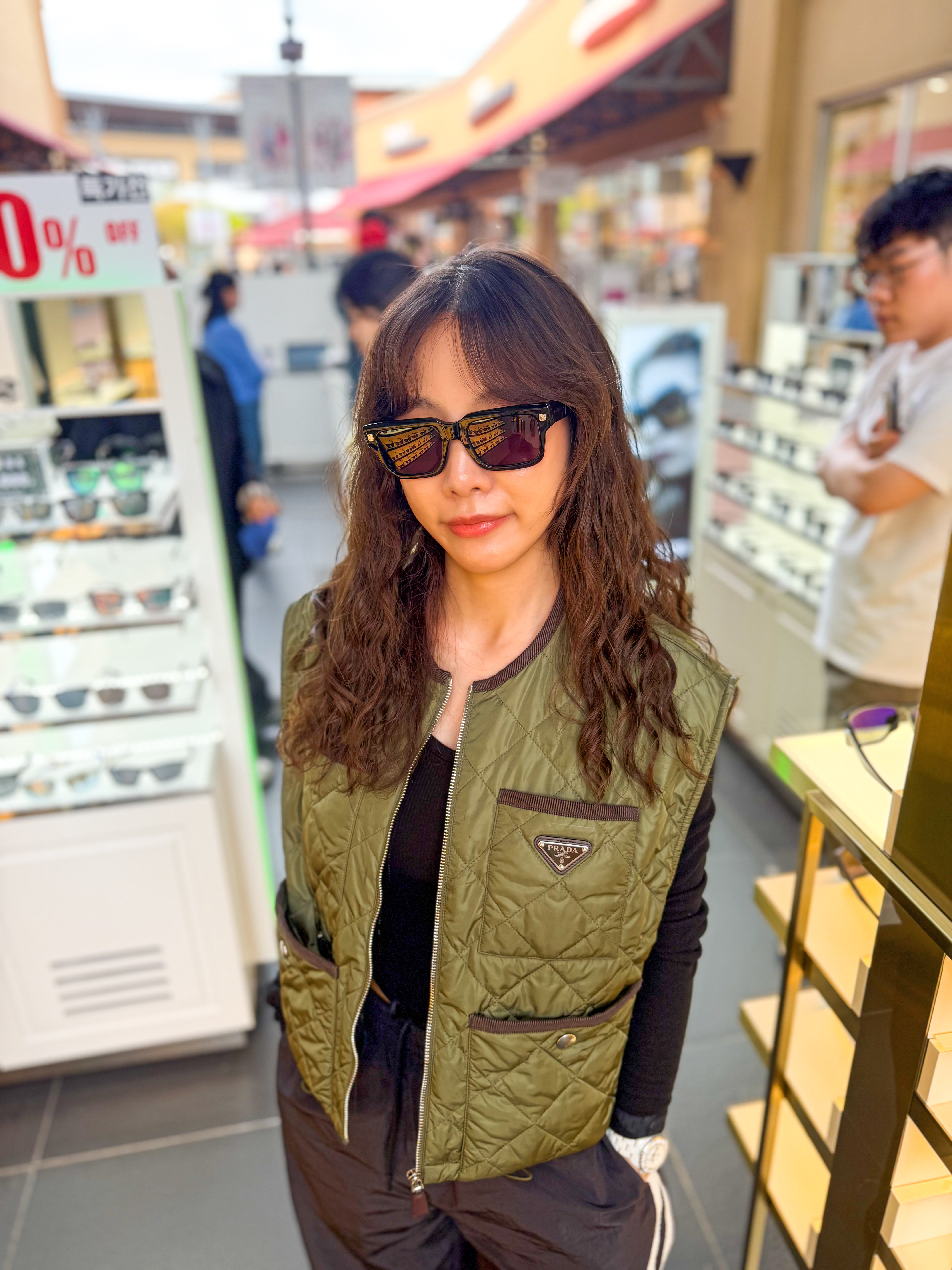 Maison Mihara Yasuhiro Peterson OG Sole Canvas Low Sneakers Black, (W) Prada Quilted Light Re-Nylon Vest Military Green 착용 스타일 - 4