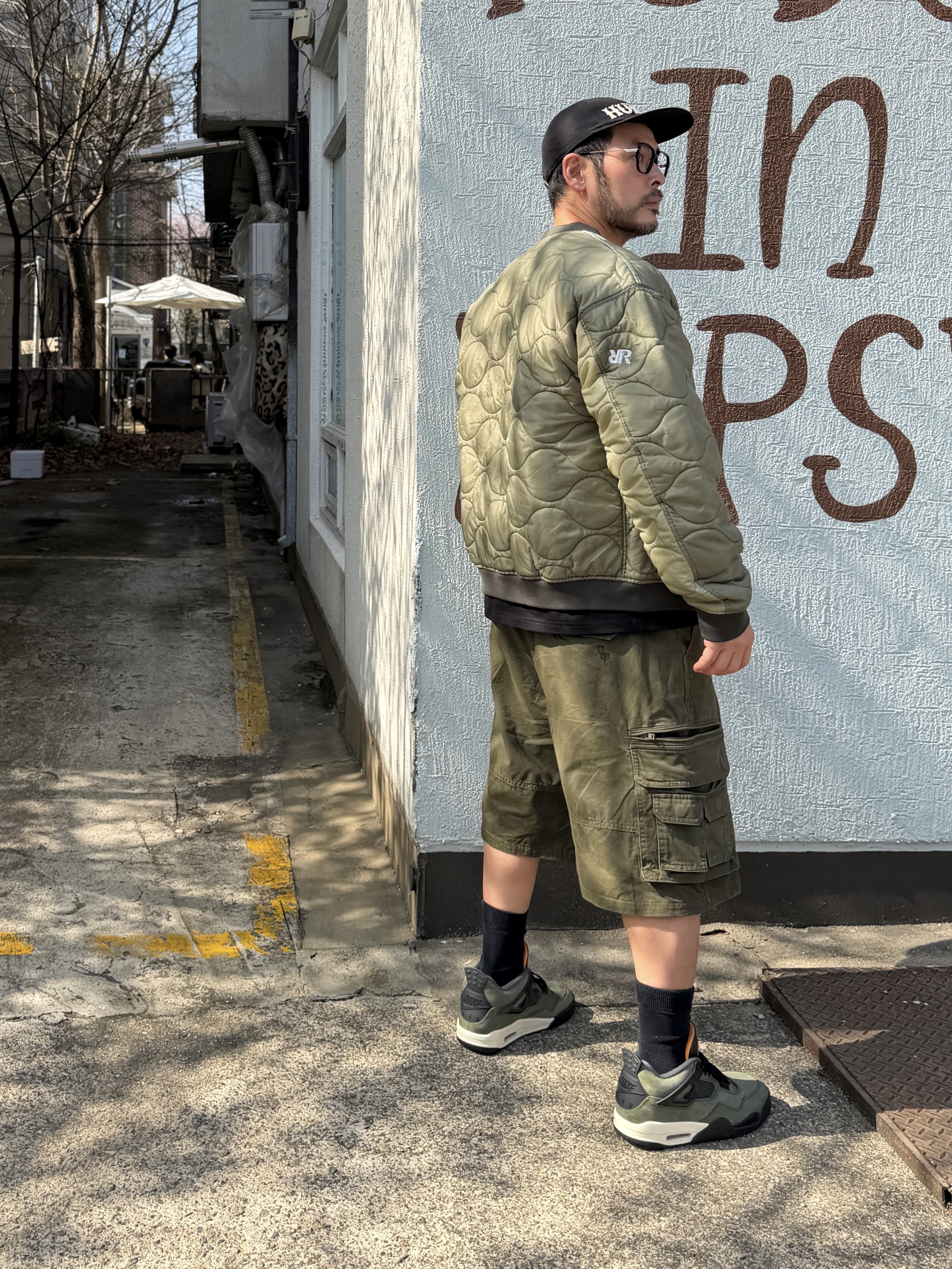NOMANUAL Washed Cargo Shorts Olive, Jordan 4 x Undefeated Retro OG SP Deep Green and Clementine 착용 스타일 - 5