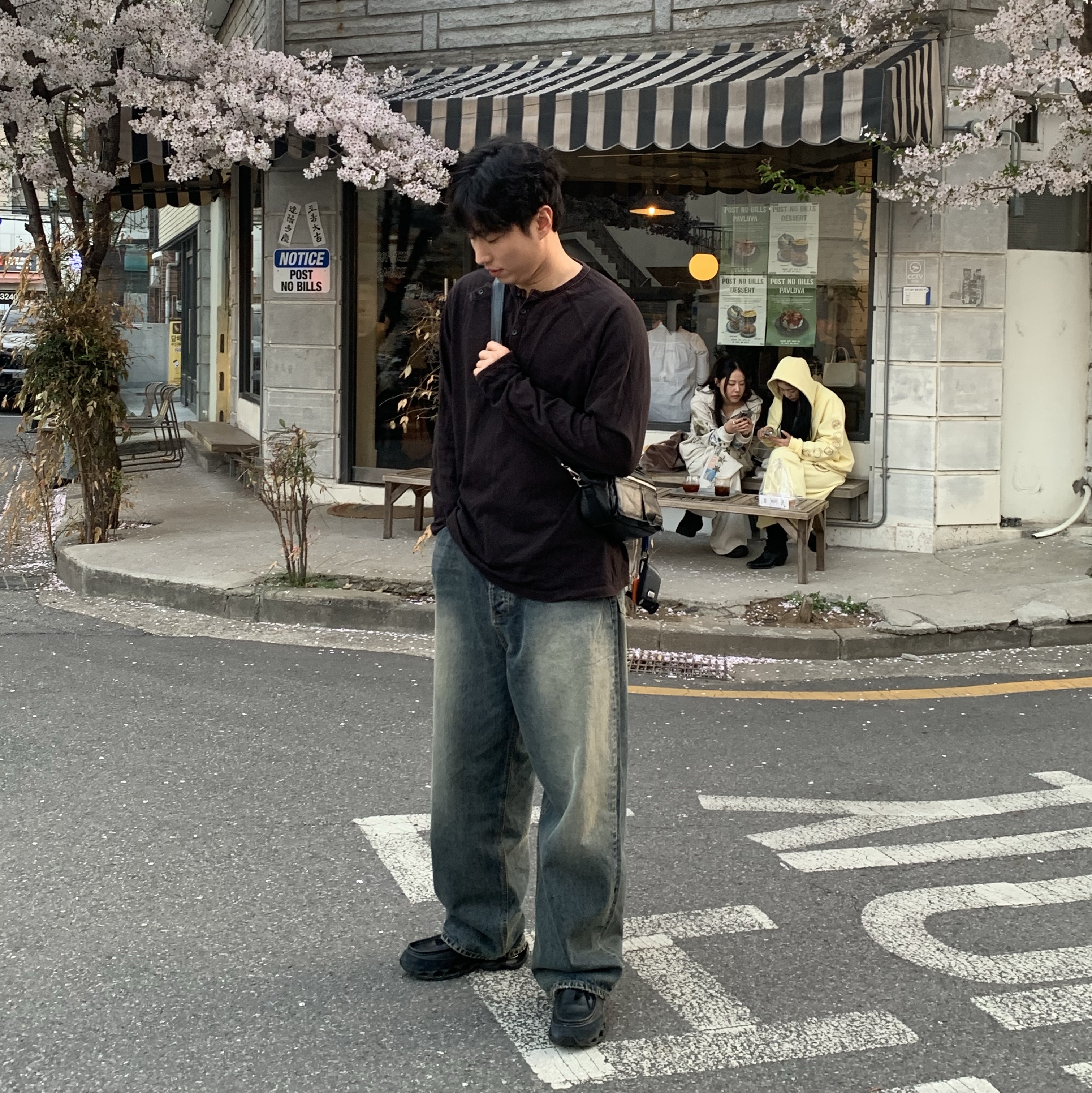 Undermycar Mu.26 Anti Fxxking Logo Play Brush Washed Wide Jeans Oil Blue, Hatchingroom Double Henley Neck T-Shirt Bleached Blue Charcoal 착용 스타일 - 1