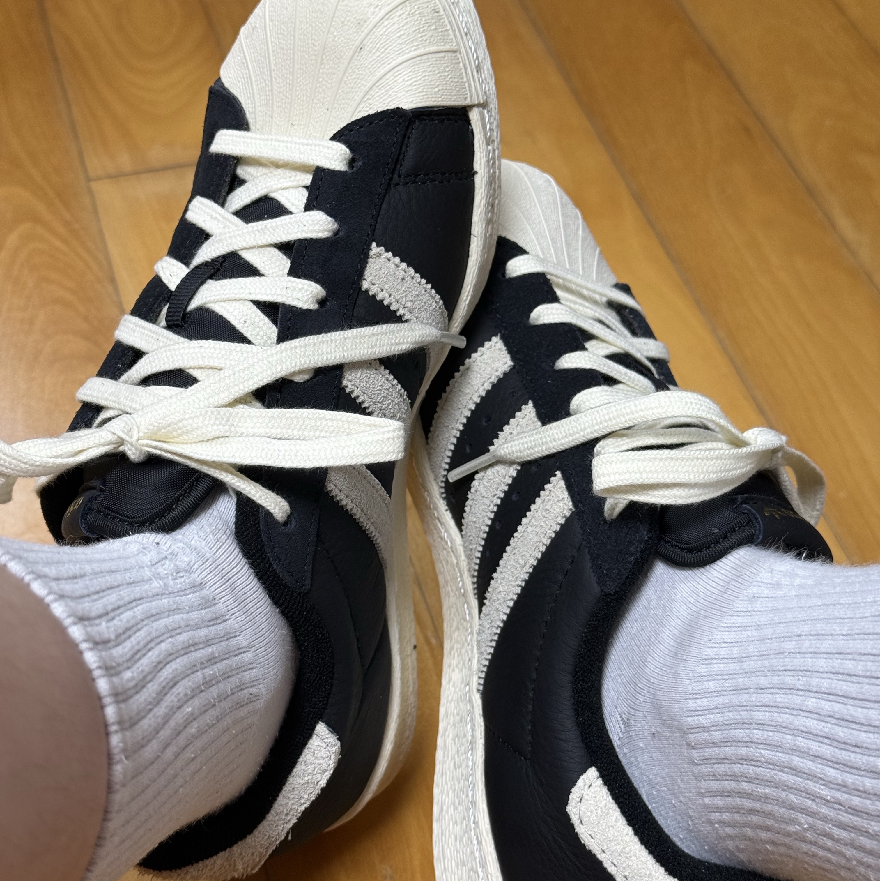 Adidas Superstar 82 Black White 착용 스타일