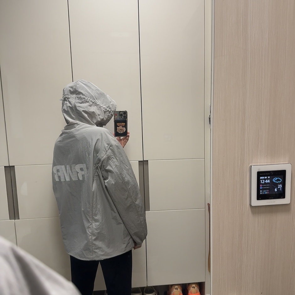 [KREAM 단독] runwhither Windbreaker Jacket V2 Gray, On Running Lightweight Cap Rock 착용 스타일 - 5