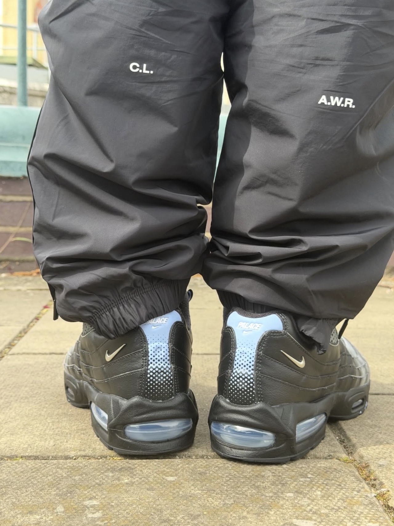 Nike x Palace Air Max 95 Metallic Silver Aluminum 착용 스타일 - 3