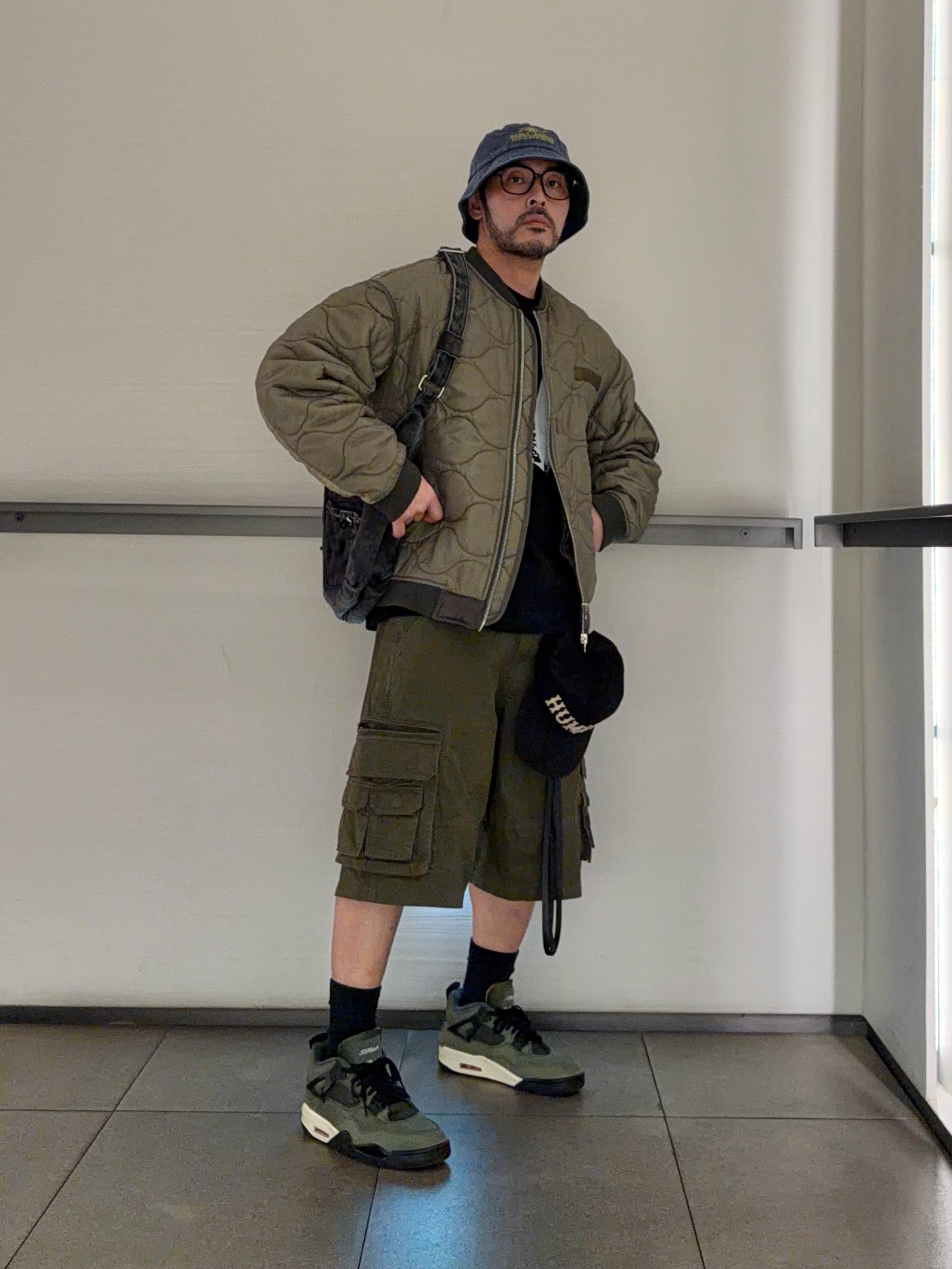 NOMANUAL Washed Cargo Shorts Olive, Jordan 4 x Undefeated Retro OG SP Deep Green and Clementine 착용 스타일 - 7