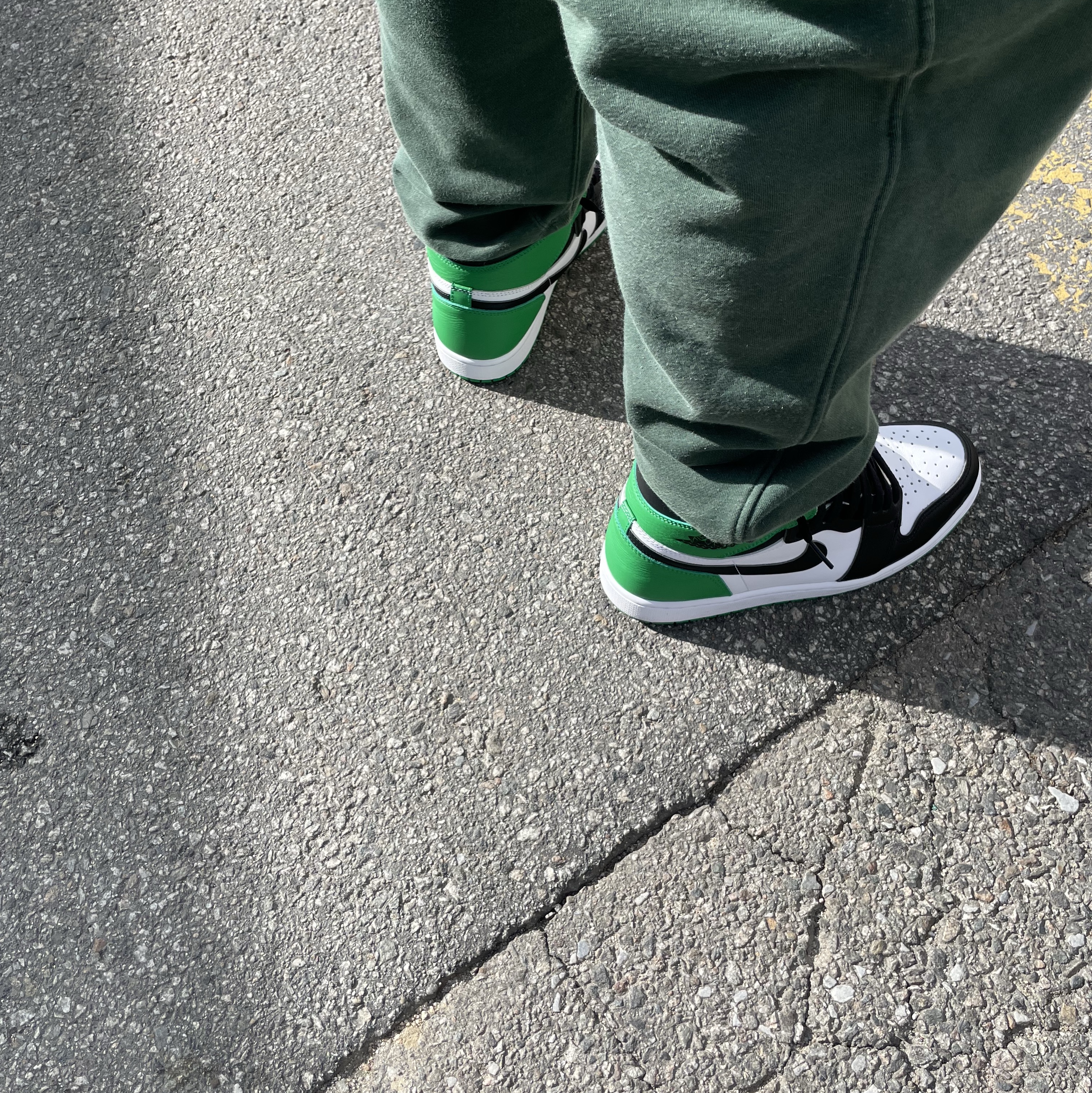 Jordan 1 Retro High OG Black and Lucky Green 착용 스타일 - 4