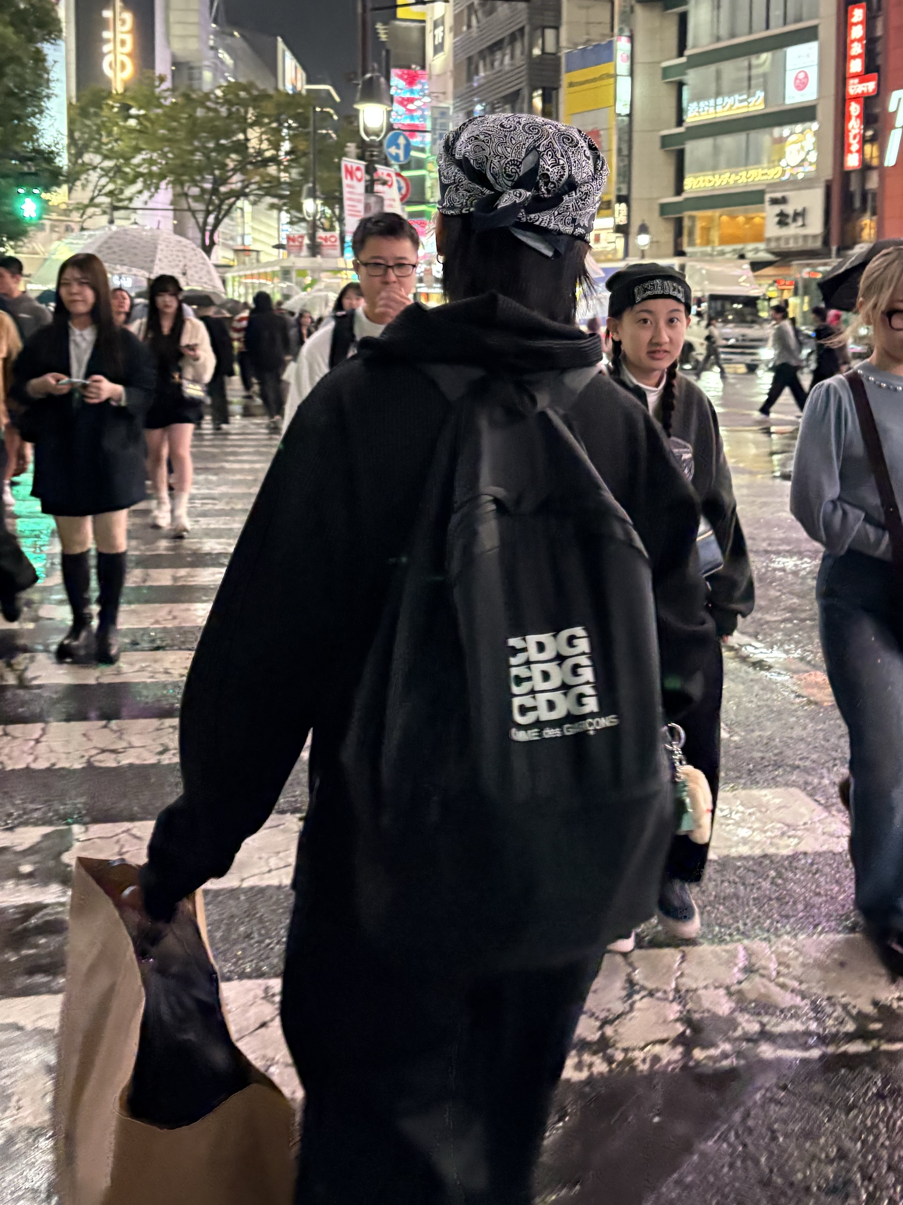 CDG Backpack Black, Arc'teryx Squamish Hoody Black 착용 스타일 - 1