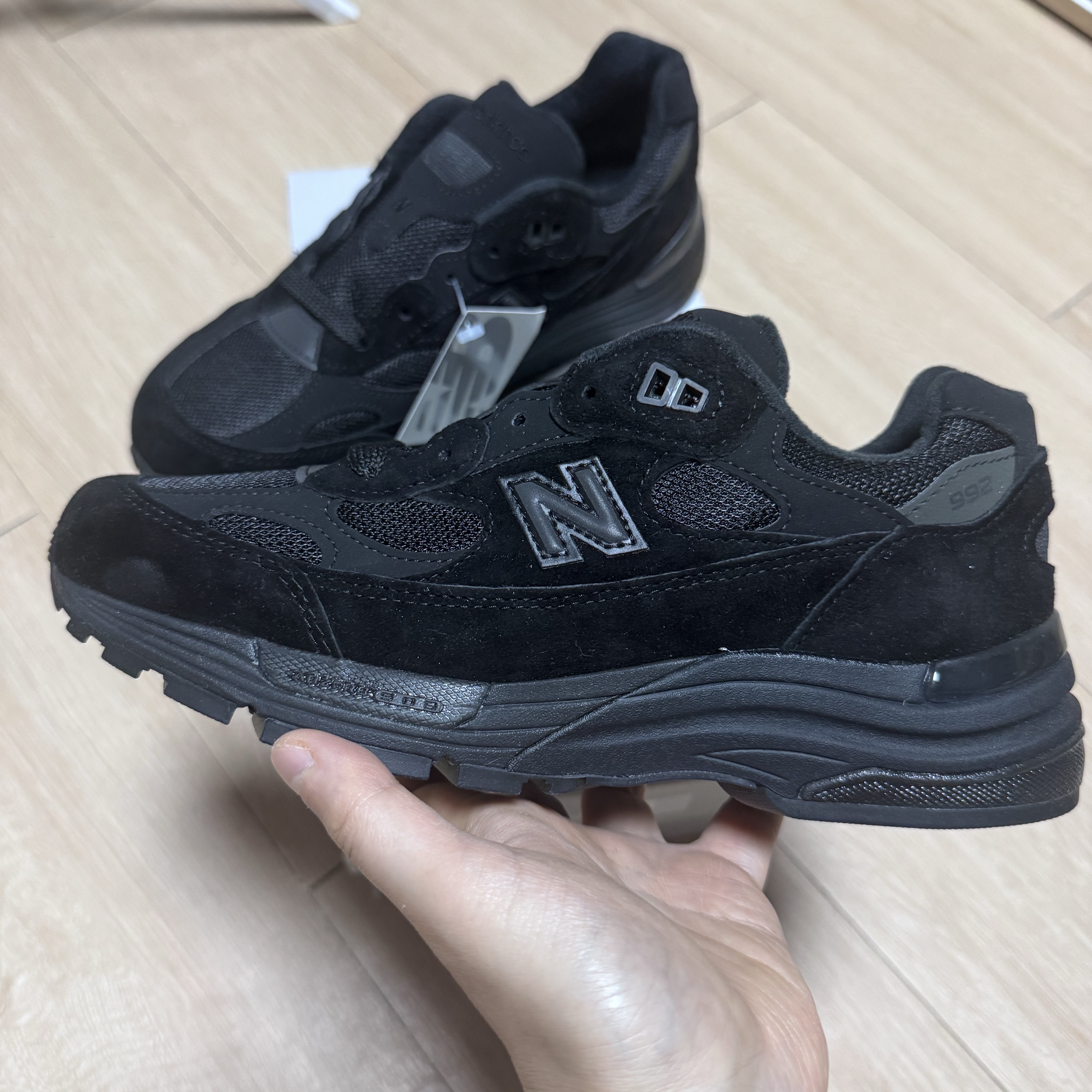 New Balance 992 Made in USA Core Black 착용 스타일 - 2