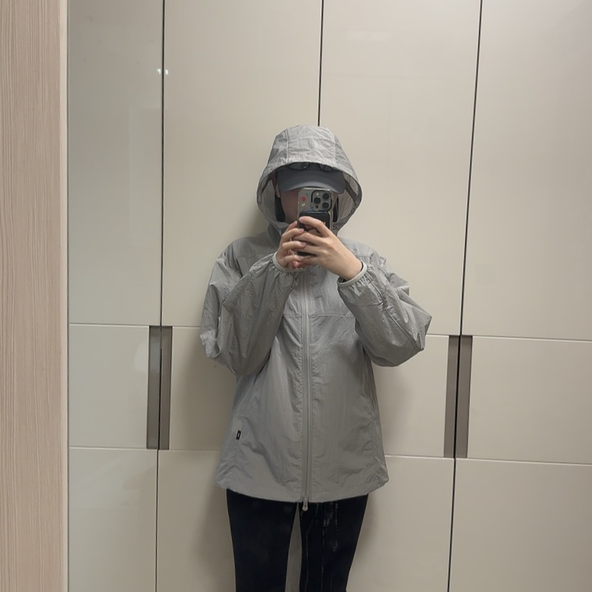 [KREAM 단독] runwhither Windbreaker Jacket V2 Gray, On Running Lightweight Cap Rock 착용 스타일 - 4
