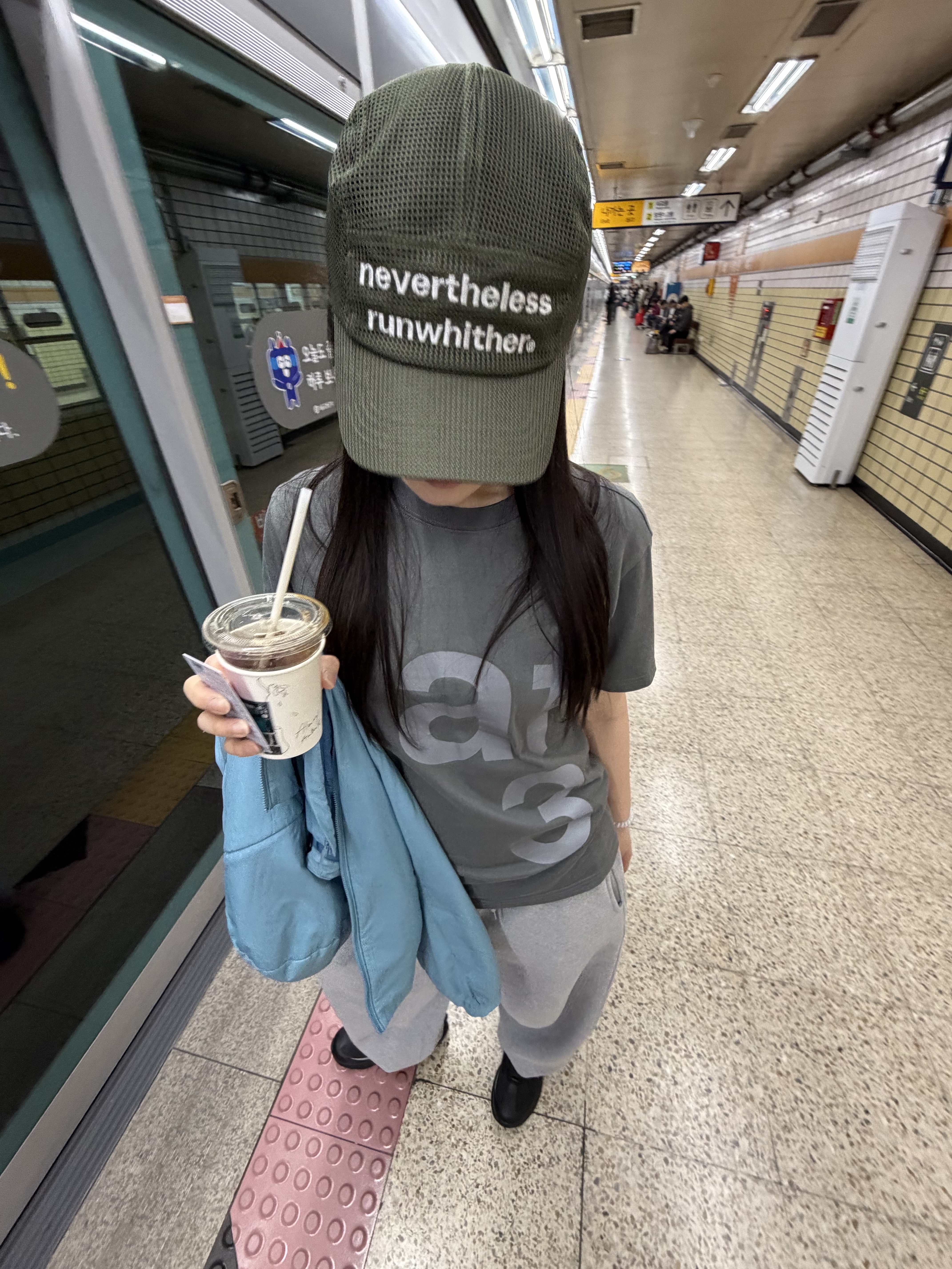 [KREAM 단독] runwhither Mesh Cap Khaki, [KREAM 단독] Safarispot Basic Safari T-Shirt Charcoal 착용 스타일 - 2