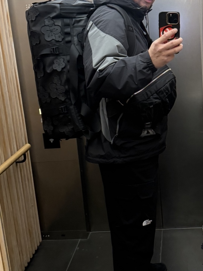 The North Face x Cecilie Bahnsen Base Camp Duffle M Black, Palace Paltic Jacket Black Metallico - 25FW 착용 스타일 - 3