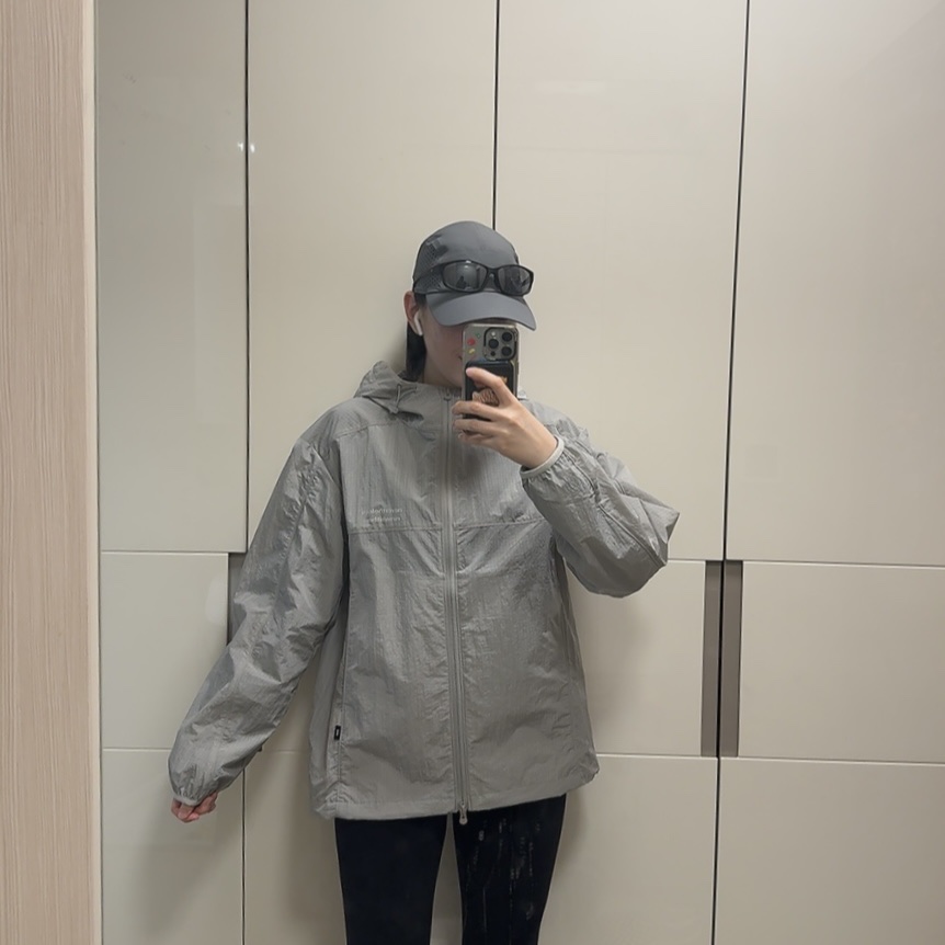 [KREAM 단독] runwhither Windbreaker Jacket V2 Gray, On Running Lightweight Cap Rock 착용 스타일 - 2