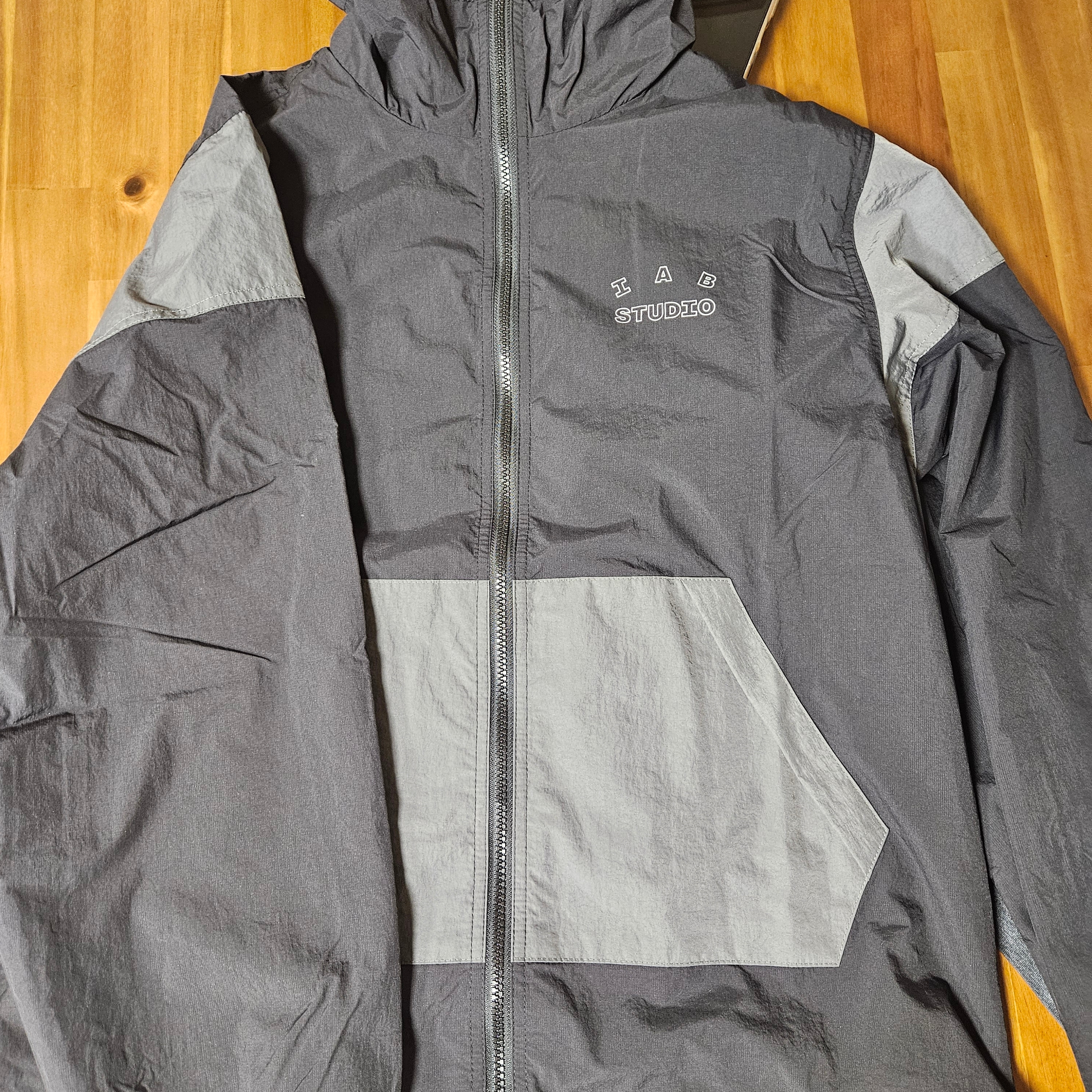 IAB Studio Wind Jacket Pack Black Silver 착용 스타일