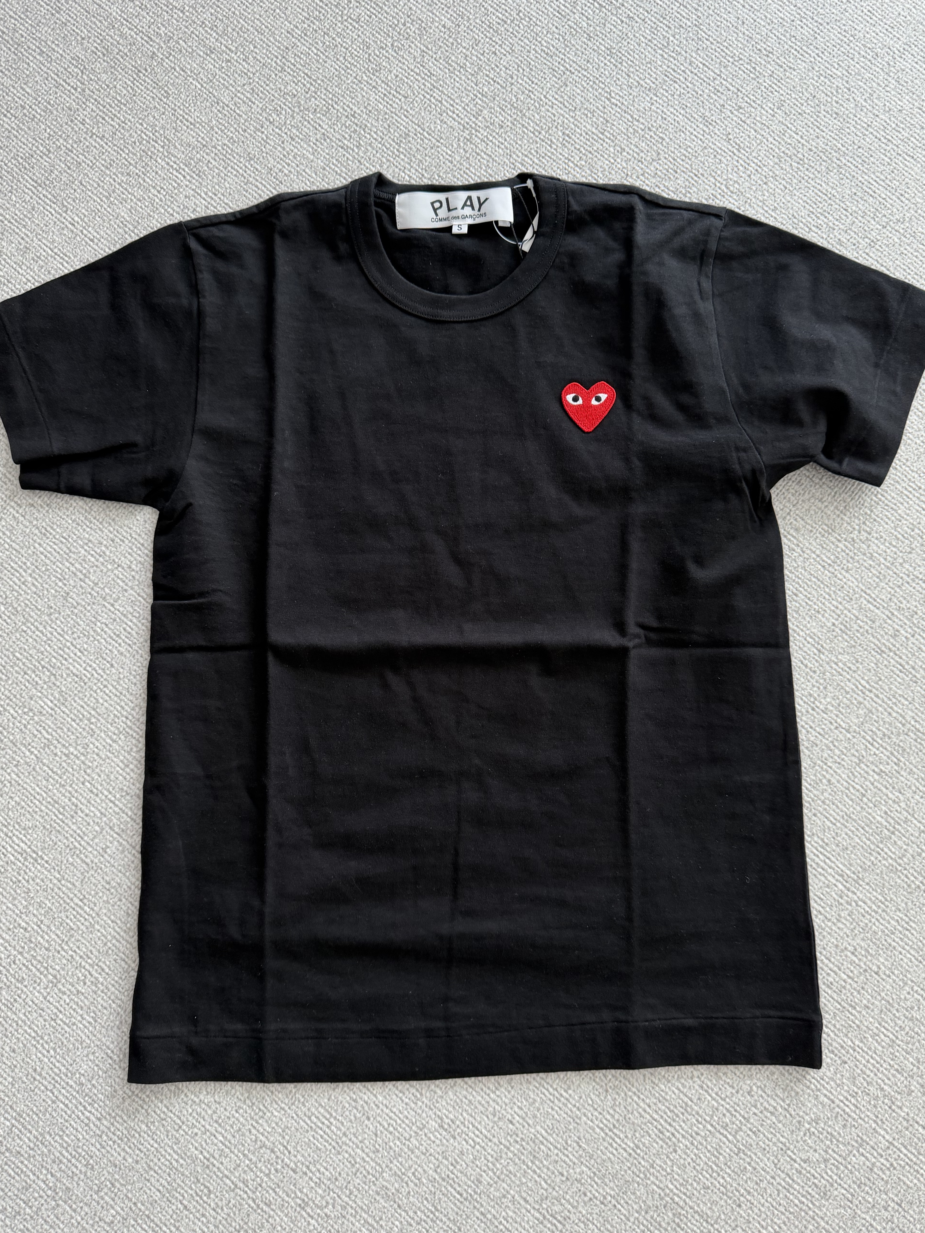 Play Comme des Garcons Red Heart T-Shirt Black 착용 스타일