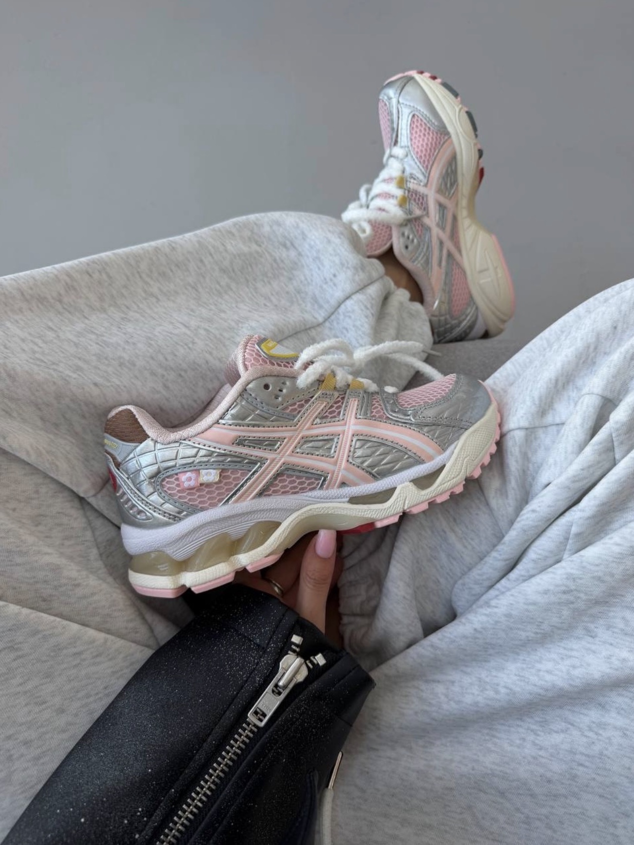 Asics x Atmos x Vandy The Pink Gel-Nimbus 10.1 Banana Split Strawberry 착용 스타일 - 2