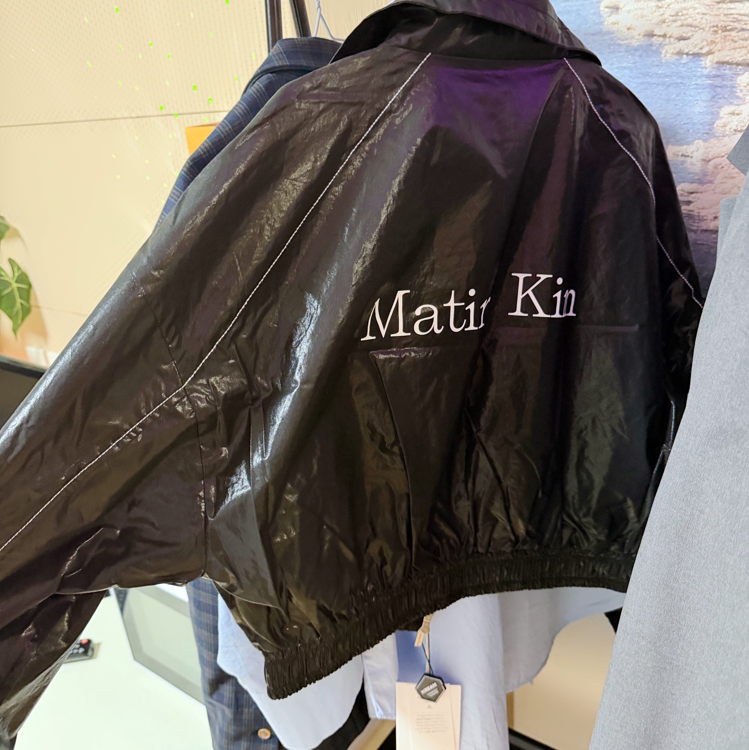(W) Matin Kim Coating Crop Blouson in Black 착용 스타일 - 1