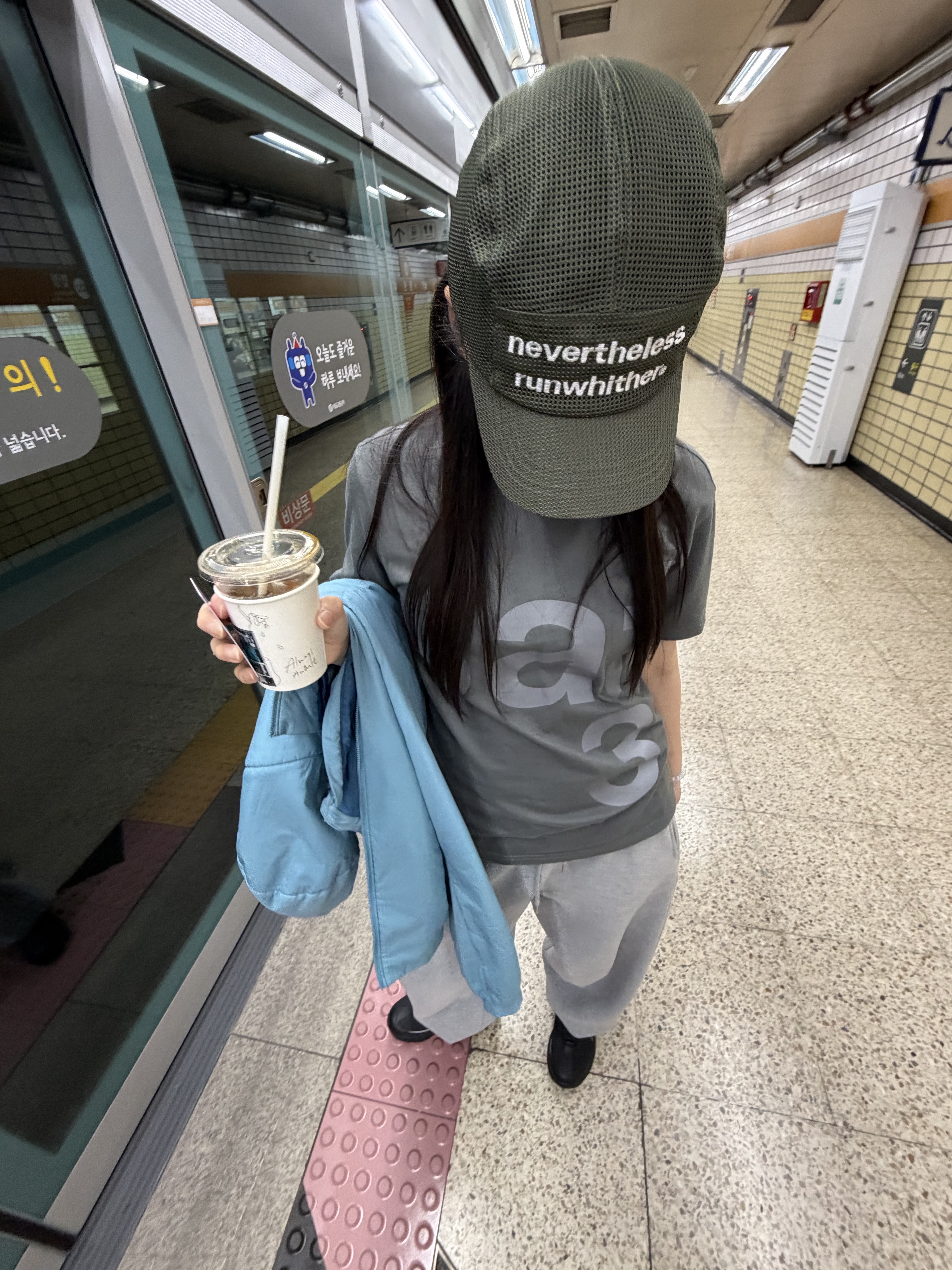 [KREAM 단독] runwhither Mesh Cap Khaki, [KREAM 단독] Safarispot Basic Safari T-Shirt Charcoal 착용 스타일 - 1