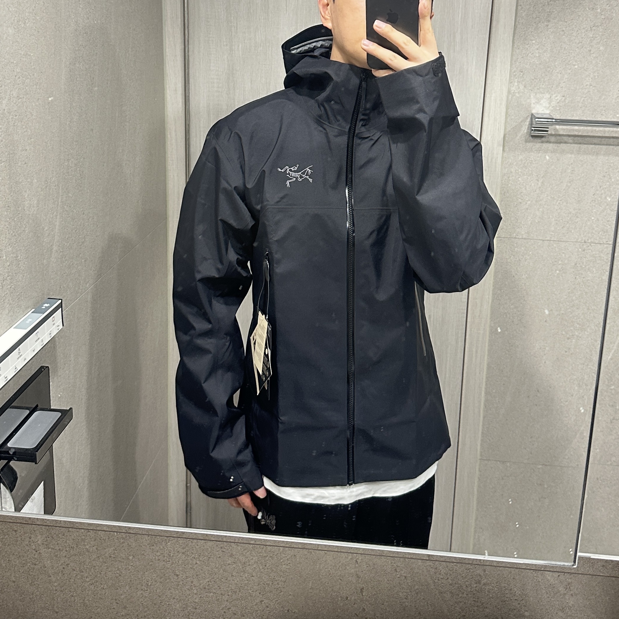 Arc'teryx Beta Jacket Black 착용 스타일