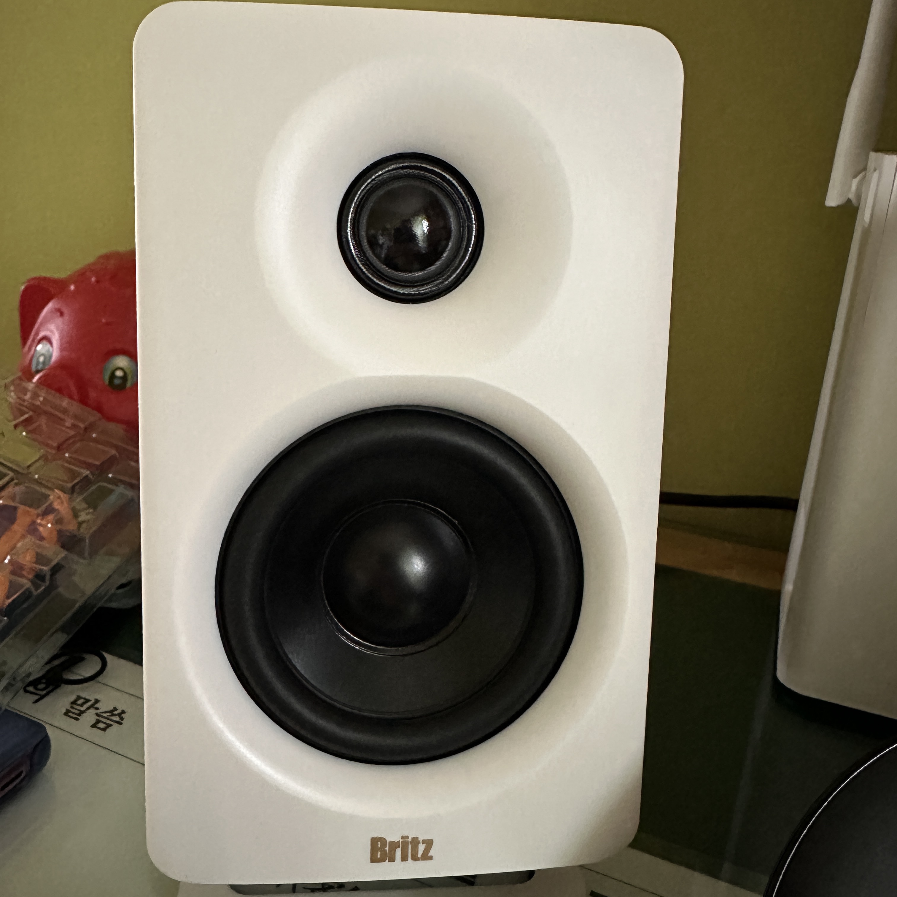 Britz BR-Monitor6 Bluetooth Studio Monitor Speaker White 착용 스타일