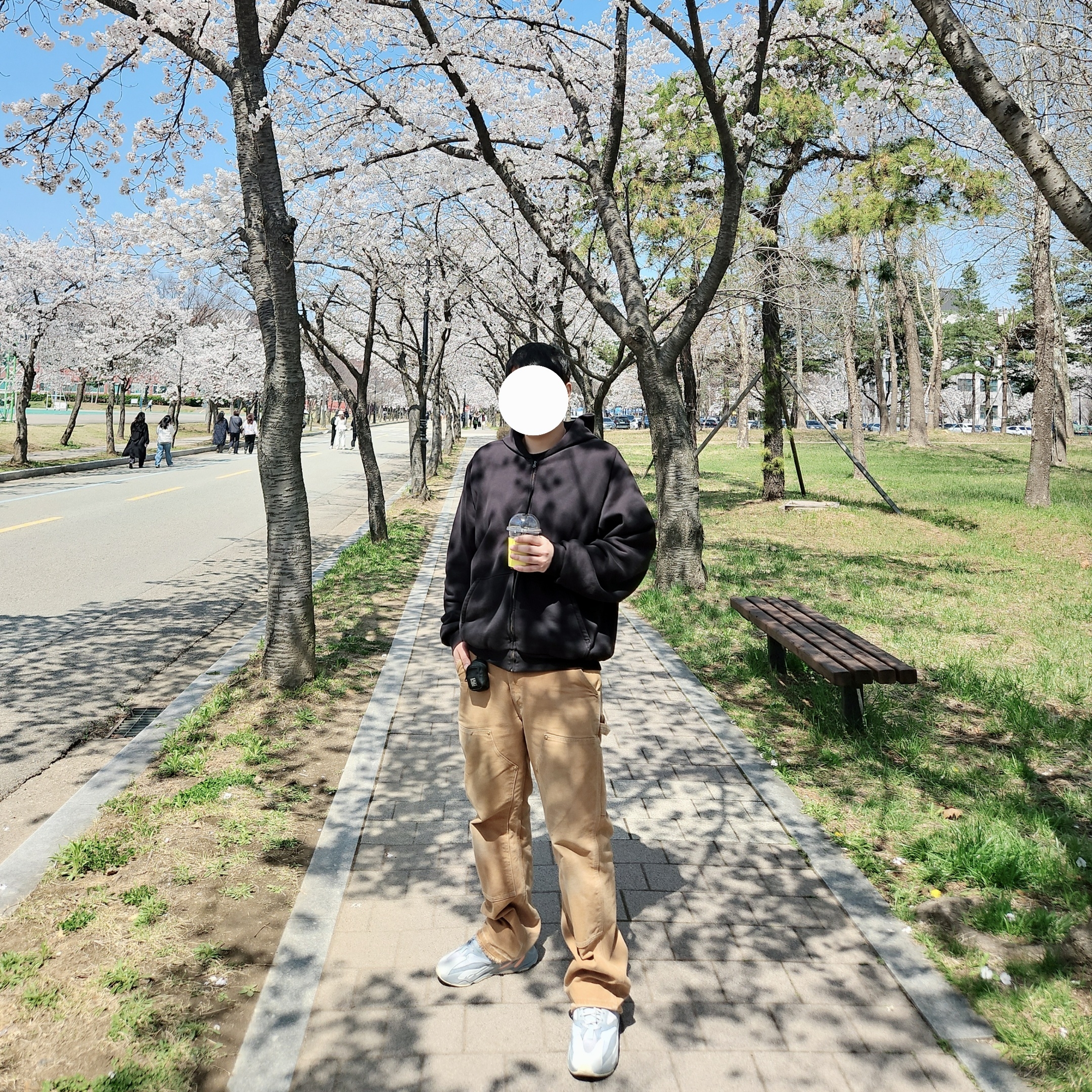 Adidas Yeezy Boost 700 Inertia, Yeezy YZY Zip-Up Hoodie Black 착용 스타일