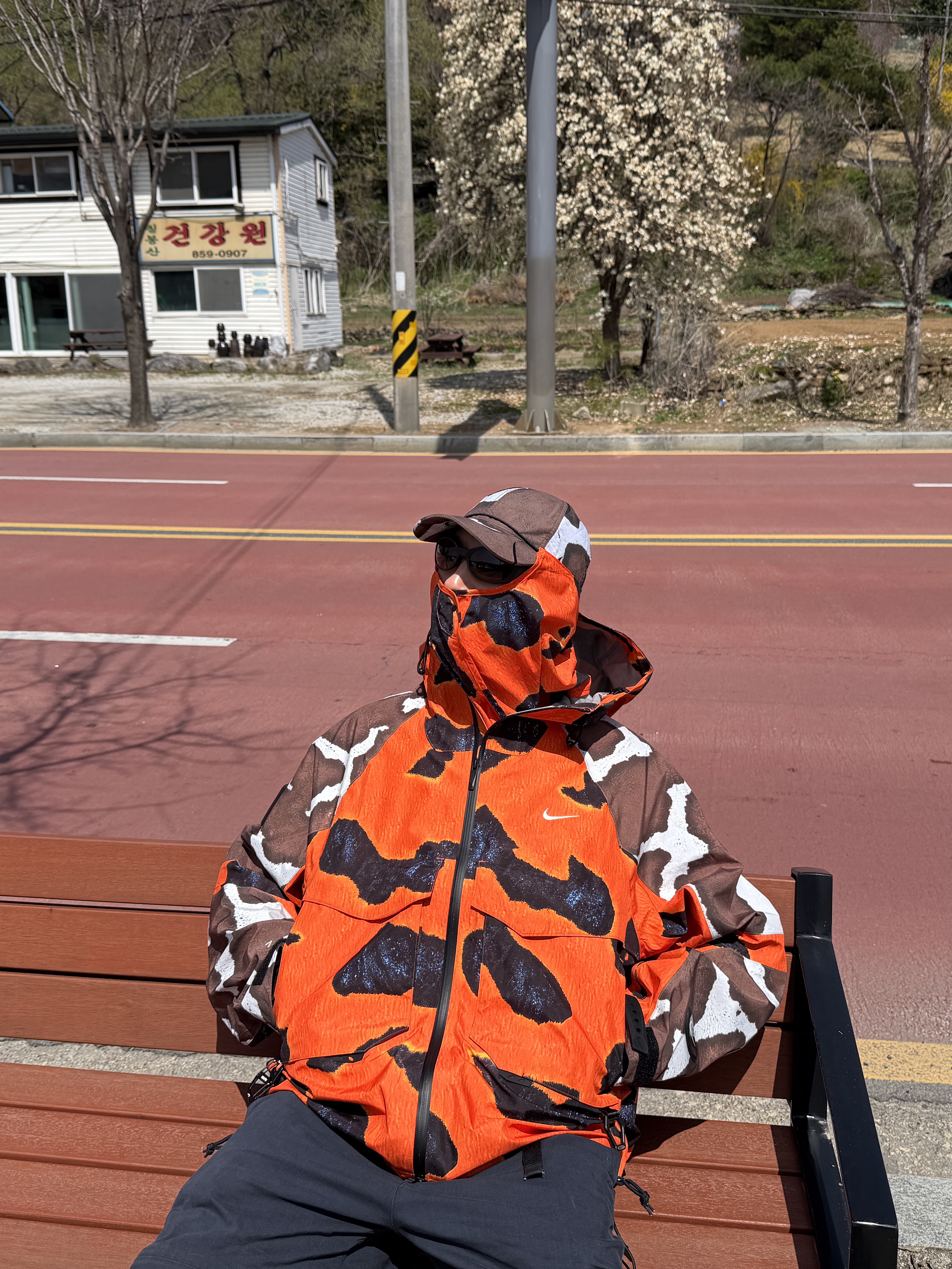 Nike x Drake Nocta Opal Deep Cover Gore-Tex Jacket Safety Orange (FZ3253-819), Nike x Drake Nocta Opal SSC Deep Cover Hat Safety Orange 착용 스타일 - 1