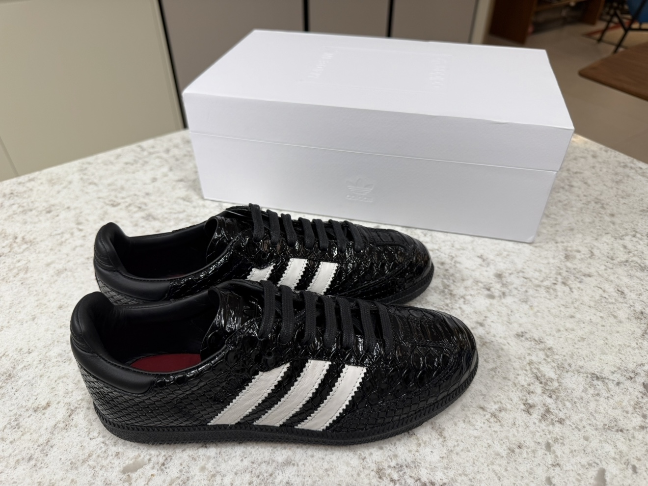 Adidas Samba OG Made in Italy Black Cloud White 착용 스타일 - 2